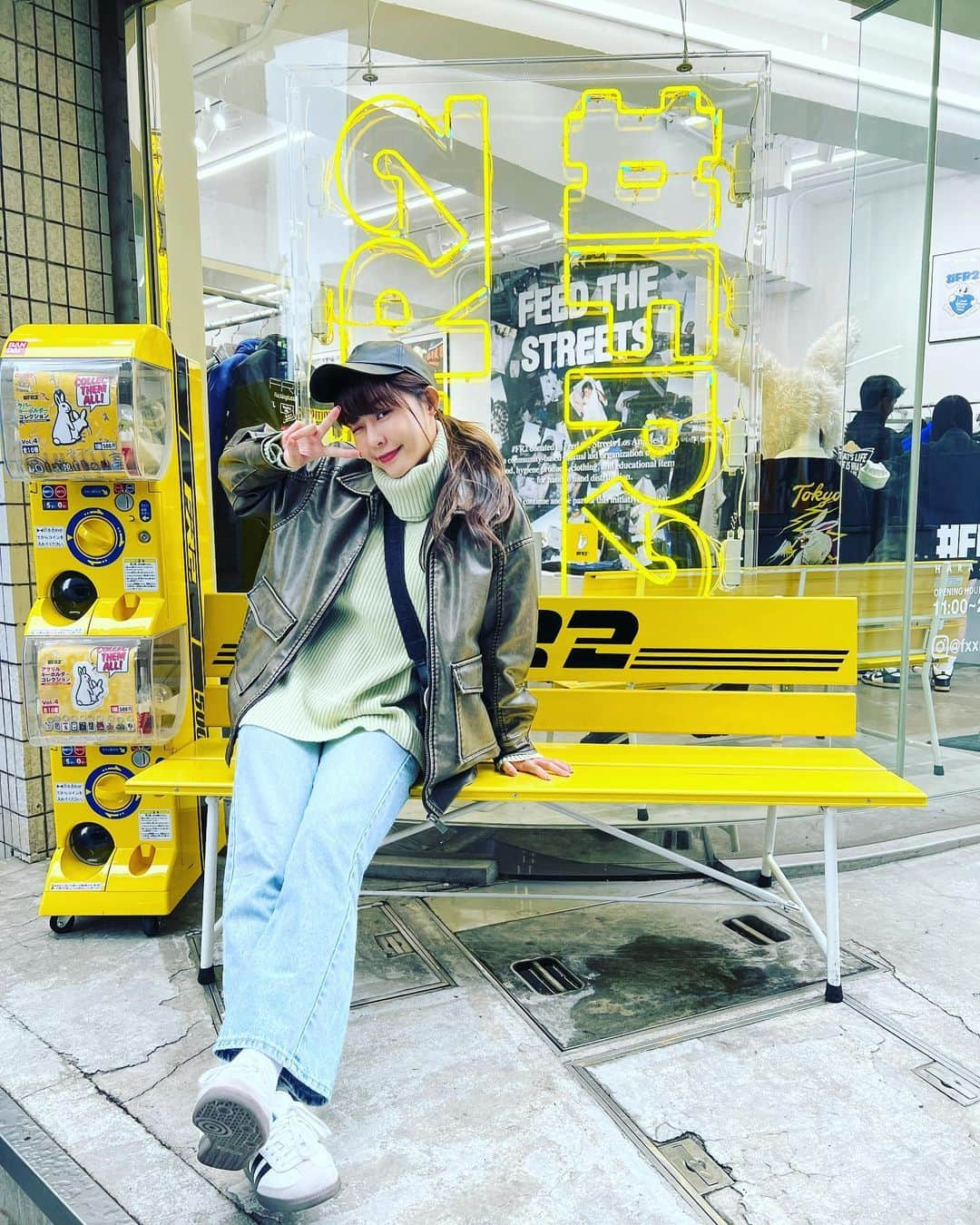 Yuriさんのインスタグラム写真 - (YuriInstagram)「🇯🇵🧩 圖4 ：Rakuten No.1 圖5 ：第一次跟妹妹一起出國工作捨命相陪來迪士尼 圖7 ：下整天雨的迪士尼 圖10 ：夢裏與東京鐵塔合影 + 最近無限循環聽的歌🎵」11月18日 11時09分 - xx15995