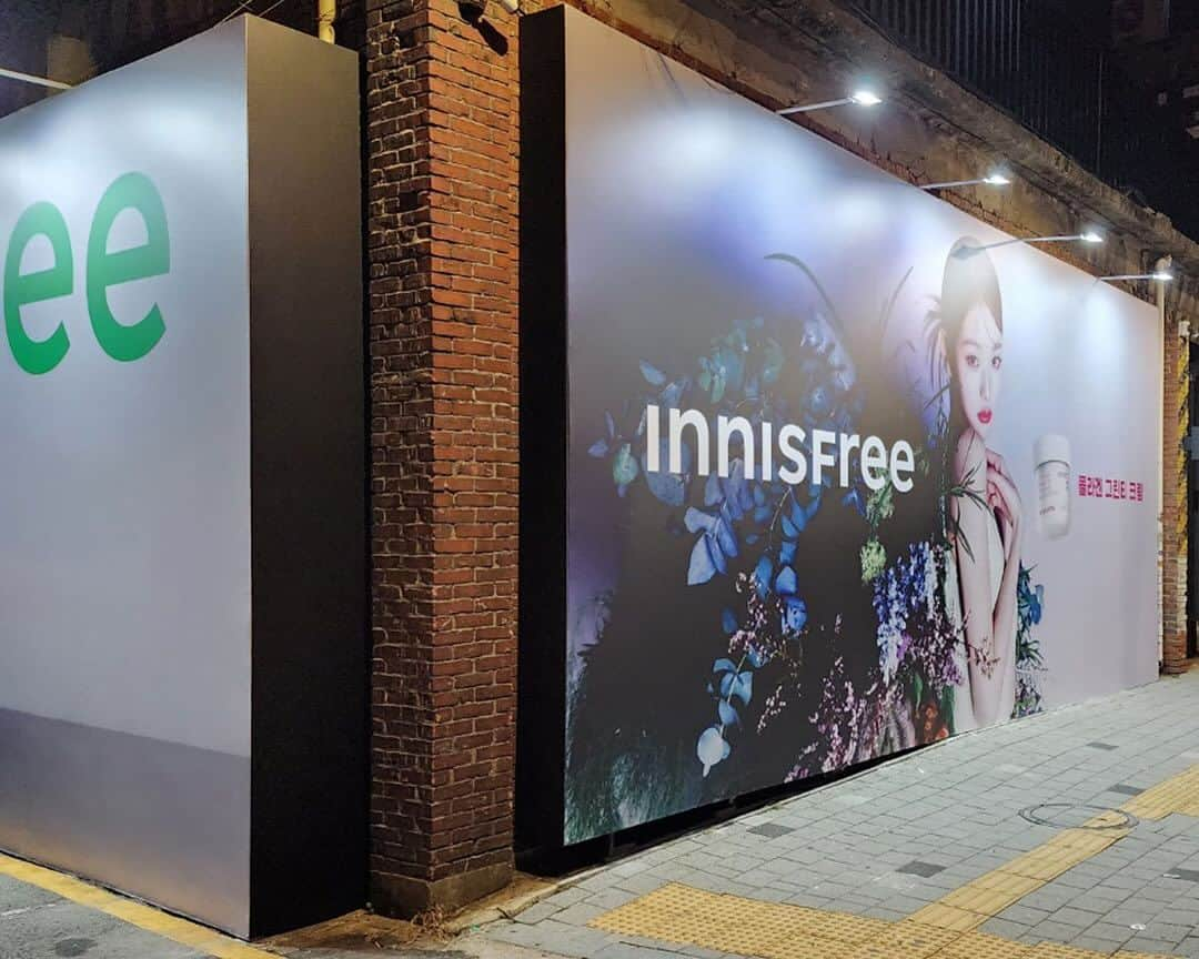 innisfree official (이니스프리) さんのインスタグラム写真 - (innisfree official (이니스프리) Instagram)「#EVENT 𝗧𝗛𝗘 𝗙𝗟𝗢𝗥𝗔 𝗢𝗙 𝗧𝗛𝗘 𝗡𝗘𝗪 𝗜𝗦𝗟𝗘   이니스프리 장원영 광고 인증샷 찍고 디아일 성수에서 아메리카노 𝗚𝗘𝗧 하자☕️  11월 20일(월)부터 11월 26일(일)까지- 단 일.주.일.만 진행하는 깜짝 이벤트!  성수 대림창고 앞 장원영X콜라겐크림 광고 인증샷을 SNS에 업로드 후 디아일 성수를 방문해 보여주시면 아메리카노 한잔을 무료로 드립니다!   ✔ 광고 위치 : 서울시 성동구 성수이로 78 대림창고 앞   ✔ 디아일 성수 : 서울 성동구 성수이로7가길 11  ✔참여 방법 : 필수 해시태그와 함께 장원영 광고 인증샷을 인스타 피드, 스토리, 트위터 중 하나에 업로드 후 디아일 성수 방문해서 게시물을 보여주면 끝! (~11월 26일까지)   ✔️1인 1계정으로 1회 참여 가능!  ✔필수 해시태그 : #이니스프리 #콜라겐크림 @innisfreeofficial  Take a proof photo of Wonyoung Jang’s advertisement photo And 𝗚𝗘𝗧 an Americano from The Isle, Seongsu ☕️  From Monday, November 20 to Sunday, November 26 - A surprise event that last ONLY ONE WEEK!  Upload a proof shot of the advertisement in front of Daelim Warehouse in Seongsu to your SNS and show it when you visit The Isle Seongsu, and you will receive a free cup of Americano!  ✔ Advertisement Location: In front of Daelim Warehouse, 78 Seongsui-ro, Seongdong-gu, Seoul  ✔ The Isle Seongsu: 11 Seongsui-ro 7ga-gil, Seongdong-gu, Seoul  ✔How to Participate: Upload a proof shot of Wonyoung Jang's advertisement along with the required hashtags to one of your Instagram feeds, stories, or Twitter, then visit The Isle Seongsu and show your post! (until November 26th)  ✔️ Each individual can participate once per account!  ✔Required Hashtags: #Innisfree #CollagenCream @innisfreeofficial」11月19日 17時00分 - innisfreeofficial