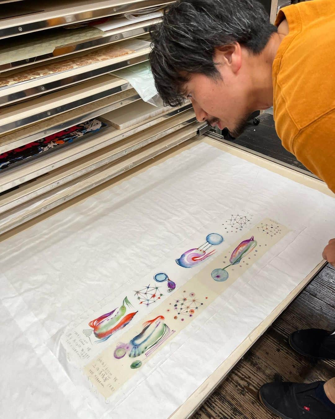 下條ユリさんのインスタグラム写真 - (下條ユリInstagram)「#表具 #scroll mounting 試作プロセス ① (日本語↓) test  There were several challenges to mount my painting as the scroll, which I had been dreaming of.  I primarily work on washi Japanese papers because I love their various characteristics and textures. I especially love to work on thick, sturdy ones with a strong presence—however, this time, I had to work on thin papers that could be rolled up.  In addition to sumi ink and Gansai Japanese watercolors, I wanted to use handmade natural ink by @torontoinkcompany mainly for "Indra's Net". We had to ensure it would not be washed with water and glue during the process.  The paper specialty @kamiji_kakimoto helped me to pick several types of paper that suited my style of expression from their selection of paper for mounting.   I worked on some drawings with and without sizing on them and brought them to the master scroll mounters @seikadou1923 They tested the mounting process carefully so I could choose the right paper based on the result.   Then, finally, I could be ready to work on the painting.  今回、念願の表装を試みるにあたって、数々のチャレンジがありました。  近年の作品はだいたい和紙に描いていますが、和紙が持つ様々な個性が好きで、特に存在感のある厚い紙を好んでいます。しかし今回は巻くことができる薄い紙に描かなけれがいけなかったこと。そしていつもの墨と顔彩だけではなく『インドラの網』では特に天然成分の手づくりインクを使ったので、裏打ちの段階で絵の具が流れないかどうか、でした。  紙司柿本さん @kamiji_kakimoto  で表具に適した紙のセレクションの中からわたしの表現の仕方に合う紙を数種類選び、にじみ留めドーサ有無と合わせて試し描きをし、そこから表具師清華堂さん @seikadou1923  に入念にテストを重ねていただいた結果、最も適した紙に作画していく準備を整えました。　  ＊  下條ユリ　 線と点と　展   Yuri Shimojo  Exhibition in Kyoto  “A line  and  a dot  and”   〜 11.26 (日)  毎週　金、土、日　 11:30-17:00 予約不要  @farmoon_kyoto  Farmoon 茶楼　 左京区北白川東久保田町九 Kyoto Japan  #表具 #表装 #掛け軸  #scrollpainting」11月18日 11時23分 - yurishimojo