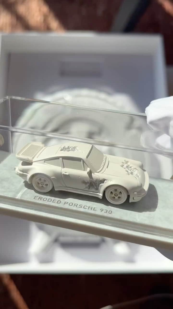 クリス・ギャルヤのインスタグラム：「I collect alotttt of things and this collab, the Daniel Arsham X Hot Wheels Eroded Porsche 930 and Rally Case has some of my favorites. Art • Hot Wheels • Porsche. Used to have one of these rally cases as a kid. Nostalgic feels!  #hotwheels #art #mattel #collectors #hotwheelscollector」