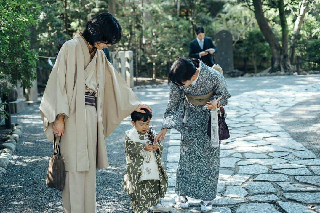 ちょびさんのインスタグラム写真 - (ちょびInstagram)「横写真もお気に入りたくさん🤍✌🏻👦🏻 7枚目の手の甲のえくぼ写真もだいすき🤍  10月末から11月は体調不良続きで健康が一番だなぁと痛感した😮‍💨 年末にかけても予定の詰めすぎに気をつけながらバランスよく過ごしていこう🌼  #七五三#七五三3歳#七五三撮影#七五三男の子#七五三写真#七五三フォト#七五三レンタル」11月18日 11時16分 - kaoriririn15