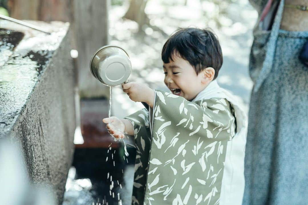 ちょびさんのインスタグラム写真 - (ちょびInstagram)「横写真もお気に入りたくさん🤍✌🏻👦🏻 7枚目の手の甲のえくぼ写真もだいすき🤍  10月末から11月は体調不良続きで健康が一番だなぁと痛感した😮‍💨 年末にかけても予定の詰めすぎに気をつけながらバランスよく過ごしていこう🌼  #七五三#七五三3歳#七五三撮影#七五三男の子#七五三写真#七五三フォト#七五三レンタル」11月18日 11時16分 - kaoriririn15