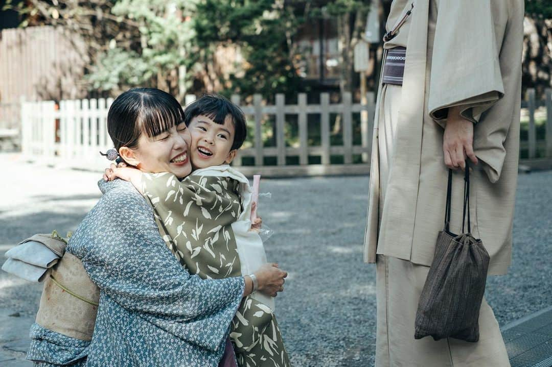 ちょびさんのインスタグラム写真 - (ちょびInstagram)「横写真もお気に入りたくさん🤍✌🏻👦🏻 7枚目の手の甲のえくぼ写真もだいすき🤍  10月末から11月は体調不良続きで健康が一番だなぁと痛感した😮‍💨 年末にかけても予定の詰めすぎに気をつけながらバランスよく過ごしていこう🌼  #七五三#七五三3歳#七五三撮影#七五三男の子#七五三写真#七五三フォト#七五三レンタル」11月18日 11時16分 - kaoriririn15