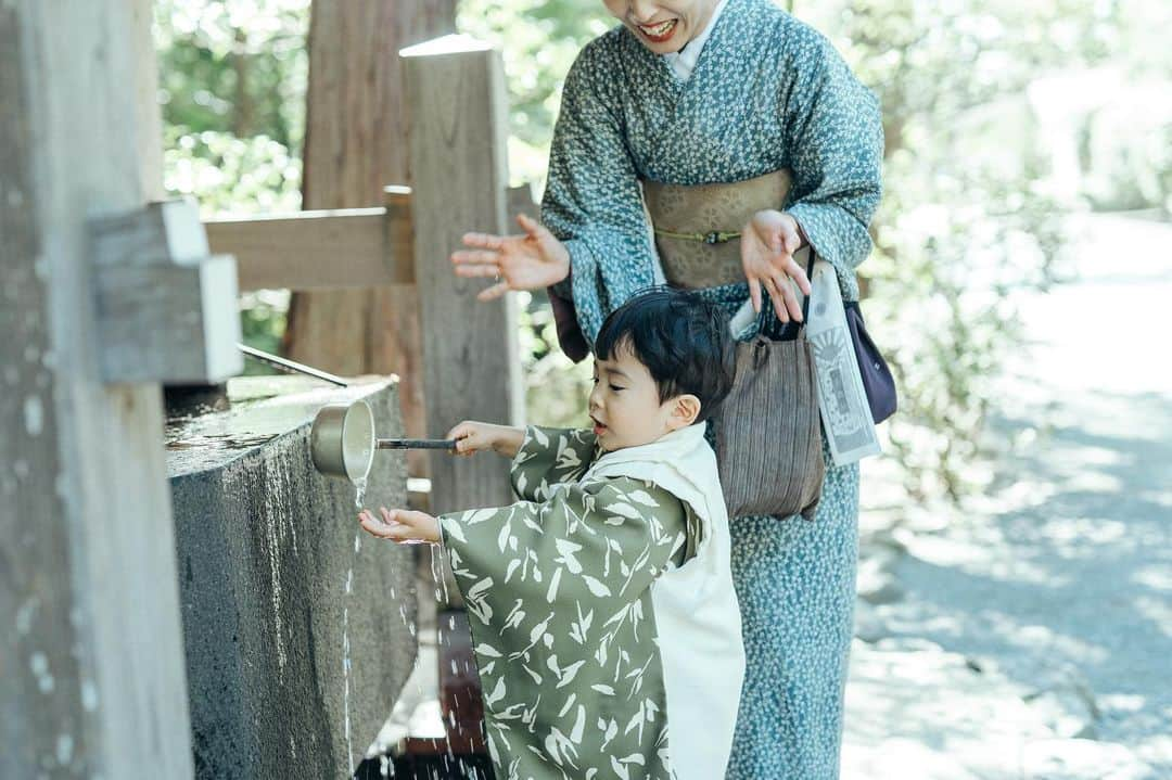 ちょびさんのインスタグラム写真 - (ちょびInstagram)「横写真もお気に入りたくさん🤍✌🏻👦🏻 7枚目の手の甲のえくぼ写真もだいすき🤍  10月末から11月は体調不良続きで健康が一番だなぁと痛感した😮‍💨 年末にかけても予定の詰めすぎに気をつけながらバランスよく過ごしていこう🌼  #七五三#七五三3歳#七五三撮影#七五三男の子#七五三写真#七五三フォト#七五三レンタル」11月18日 11時16分 - kaoriririn15