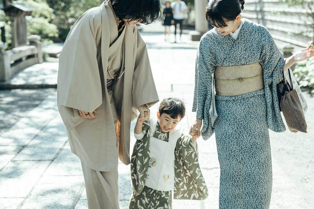 ちょびさんのインスタグラム写真 - (ちょびInstagram)「横写真もお気に入りたくさん🤍✌🏻👦🏻 7枚目の手の甲のえくぼ写真もだいすき🤍  10月末から11月は体調不良続きで健康が一番だなぁと痛感した😮‍💨 年末にかけても予定の詰めすぎに気をつけながらバランスよく過ごしていこう🌼  #七五三#七五三3歳#七五三撮影#七五三男の子#七五三写真#七五三フォト#七五三レンタル」11月18日 11時16分 - kaoriririn15