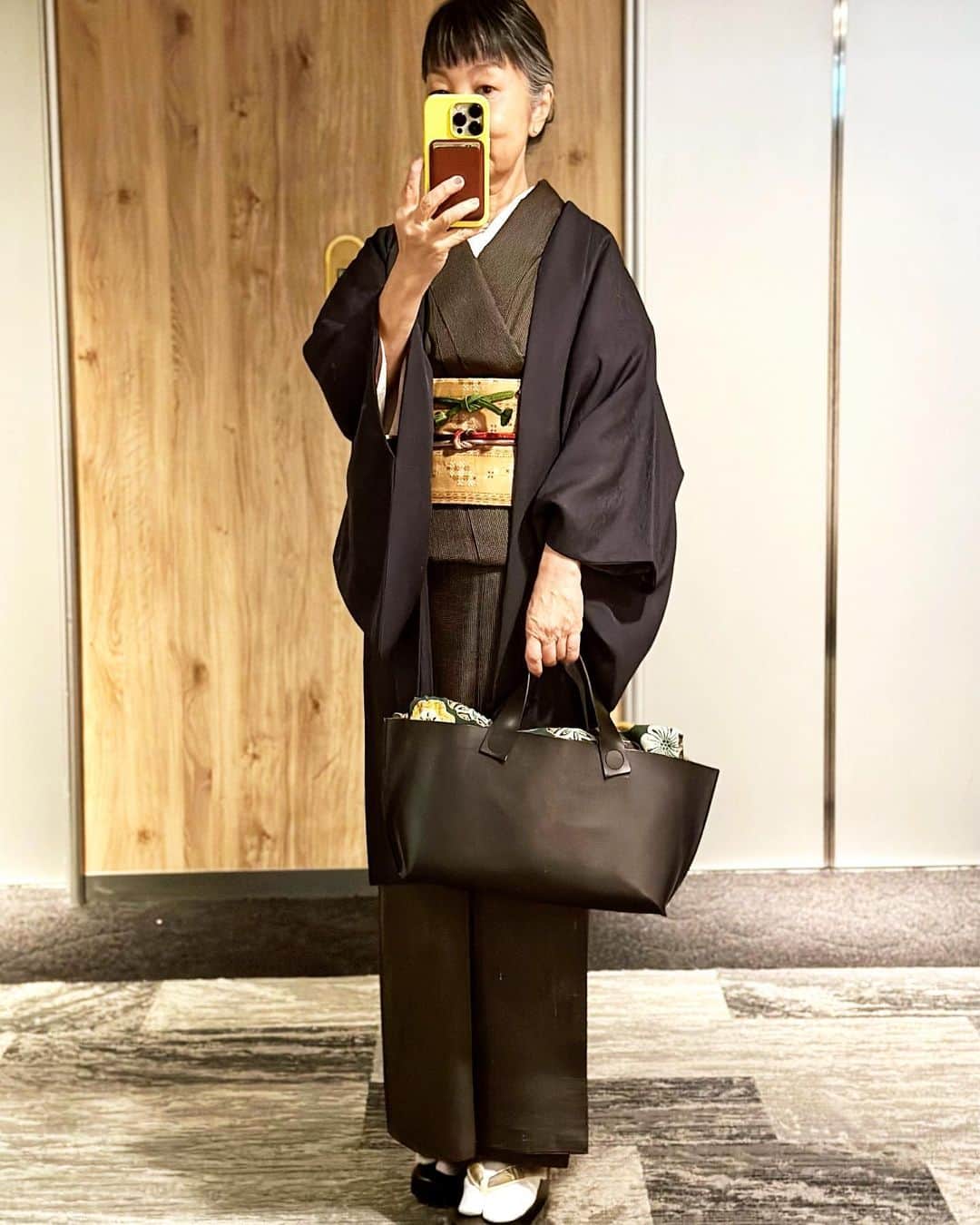山崎陽子のインスタグラム：「広島2日目 13時、15時よりお話会です（明日は11時〜） @kimonoichiba  霙まじりの雨も止み、 安芸の小富士に薄日が差してきました！ #kimono #黒八丈 #色無地羽織  エレベーターホールで、しのぶさん風に❤︎」