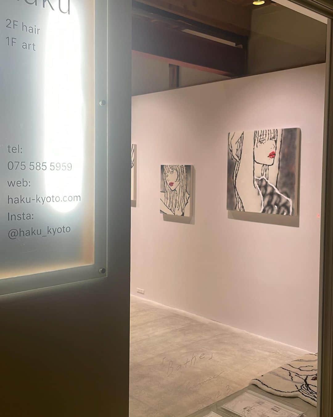 i.e.のインスタグラム：「@haku_kyoto  京都での初個展、はじまりました。 みなさま、いい女たちがお待ちしておりますよ。  (私も17･18日は終日、19日は日中在廊しています〜)  - - - - - - - - - - - - - - itabamoe Exhibition Tour “Bathe”  ■(Nov.)KYOTO 2023.11.17 (fri.)-12.3(sun.) OPEN 12:00 - 20:00 金土日  tel. 075-585-5959  〒600-8032 京都府京都市下京区中之町566  #art #artist  #artwork  #ギャラリー #芸術 #美術  #現代アート #現代美術 #artwork #artist #contemporaryart #artcollection」
