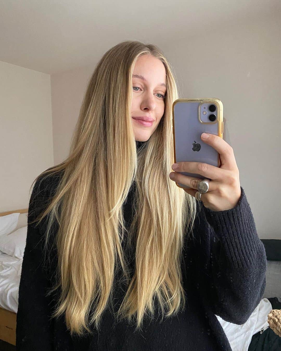 Dara Muscatのインスタグラム：「When you finally are not in the tropics and your hair looks like nature intended it, not in a messy mop style 😂🤍 And finally sweaterssssss 🥹」
