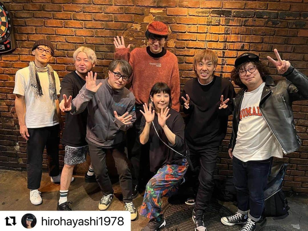 POLYSICSさんのインスタグラム写真 - (POLYSICSInstagram)「下北沢CLUB Que 四星球とツーマンご来場ありがトイスでした！  明日11/19(日)はセックスマシーン!!と熊谷HEAVEN'S ROCK VJ-1でツーマンです！💥  #Repost @hirohayashi1978 with @use.repost ・・・ 写真がうまくアップ出来てなくてもう一度！ ↓  下北沢CLUB Que ～炸裂！秋の夜長にトイス&ブリーフ！〜  四星球とツーマン！ そりゃあ、めちゃくちゃ楽しかったよー！ ちょんまげマンにも会えたし笑  久しぶりに味わえたアツアツ🔥Queの「これだな感」もたまんなかった👍  四星球、来てくれたみんな、CLUB QueありがTOISU！✋  #四星球 #polysics」11月18日 11時32分 - polysics_official