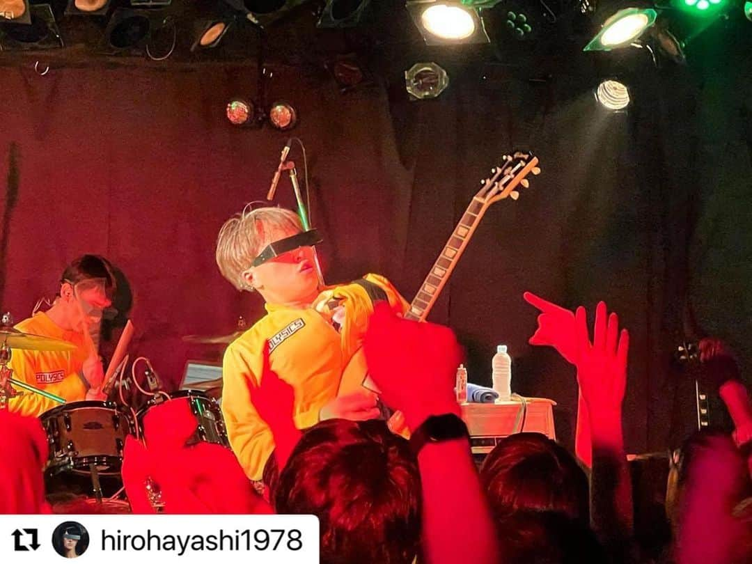 POLYSICSさんのインスタグラム写真 - (POLYSICSInstagram)「下北沢CLUB Que 四星球とツーマンご来場ありがトイスでした！  明日11/19(日)はセックスマシーン!!と熊谷HEAVEN'S ROCK VJ-1でツーマンです！💥  #Repost @hirohayashi1978 with @use.repost ・・・ 写真がうまくアップ出来てなくてもう一度！ ↓  下北沢CLUB Que ～炸裂！秋の夜長にトイス&ブリーフ！〜  四星球とツーマン！ そりゃあ、めちゃくちゃ楽しかったよー！ ちょんまげマンにも会えたし笑  久しぶりに味わえたアツアツ🔥Queの「これだな感」もたまんなかった👍  四星球、来てくれたみんな、CLUB QueありがTOISU！✋  #四星球 #polysics」11月18日 11時32分 - polysics_official