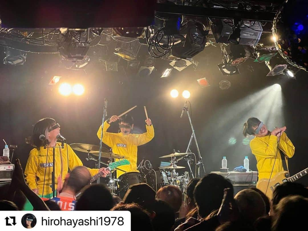 POLYSICSさんのインスタグラム写真 - (POLYSICSInstagram)「下北沢CLUB Que 四星球とツーマンご来場ありがトイスでした！  明日11/19(日)はセックスマシーン!!と熊谷HEAVEN'S ROCK VJ-1でツーマンです！💥  #Repost @hirohayashi1978 with @use.repost ・・・ 写真がうまくアップ出来てなくてもう一度！ ↓  下北沢CLUB Que ～炸裂！秋の夜長にトイス&ブリーフ！〜  四星球とツーマン！ そりゃあ、めちゃくちゃ楽しかったよー！ ちょんまげマンにも会えたし笑  久しぶりに味わえたアツアツ🔥Queの「これだな感」もたまんなかった👍  四星球、来てくれたみんな、CLUB QueありがTOISU！✋  #四星球 #polysics」11月18日 11時32分 - polysics_official