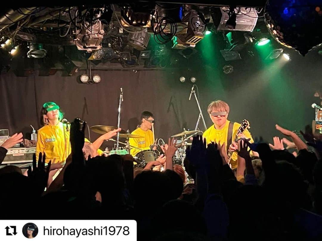 POLYSICSさんのインスタグラム写真 - (POLYSICSInstagram)「下北沢CLUB Que 四星球とツーマンご来場ありがトイスでした！  明日11/19(日)はセックスマシーン!!と熊谷HEAVEN'S ROCK VJ-1でツーマンです！💥  #Repost @hirohayashi1978 with @use.repost ・・・ 写真がうまくアップ出来てなくてもう一度！ ↓  下北沢CLUB Que ～炸裂！秋の夜長にトイス&ブリーフ！〜  四星球とツーマン！ そりゃあ、めちゃくちゃ楽しかったよー！ ちょんまげマンにも会えたし笑  久しぶりに味わえたアツアツ🔥Queの「これだな感」もたまんなかった👍  四星球、来てくれたみんな、CLUB QueありがTOISU！✋  #四星球 #polysics」11月18日 11時32分 - polysics_official