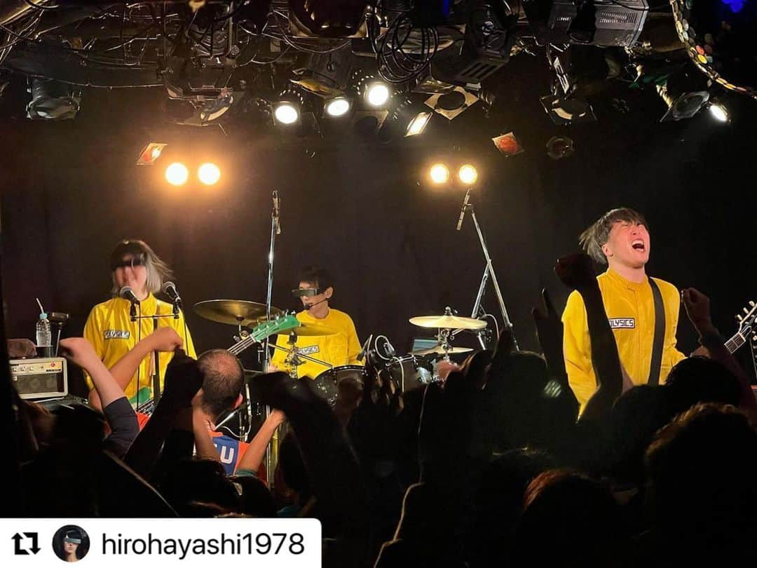 POLYSICSさんのインスタグラム写真 - (POLYSICSInstagram)「下北沢CLUB Que 四星球とツーマンご来場ありがトイスでした！  明日11/19(日)はセックスマシーン!!と熊谷HEAVEN'S ROCK VJ-1でツーマンです！💥  #Repost @hirohayashi1978 with @use.repost ・・・ 写真がうまくアップ出来てなくてもう一度！ ↓  下北沢CLUB Que ～炸裂！秋の夜長にトイス&ブリーフ！〜  四星球とツーマン！ そりゃあ、めちゃくちゃ楽しかったよー！ ちょんまげマンにも会えたし笑  久しぶりに味わえたアツアツ🔥Queの「これだな感」もたまんなかった👍  四星球、来てくれたみんな、CLUB QueありがTOISU！✋  #四星球 #polysics」11月18日 11時32分 - polysics_official