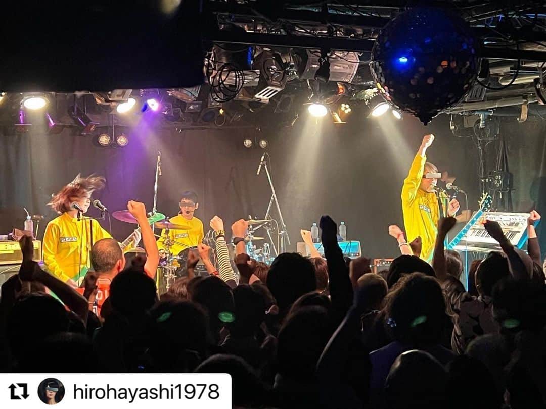 POLYSICSのインスタグラム：「下北沢CLUB Que 四星球とツーマンご来場ありがトイスでした！  明日11/19(日)はセックスマシーン!!と熊谷HEAVEN'S ROCK VJ-1でツーマンです！💥  #Repost @hirohayashi1978 with @use.repost ・・・ 写真がうまくアップ出来てなくてもう一度！ ↓  下北沢CLUB Que ～炸裂！秋の夜長にトイス&ブリーフ！〜  四星球とツーマン！ そりゃあ、めちゃくちゃ楽しかったよー！ ちょんまげマンにも会えたし笑  久しぶりに味わえたアツアツ🔥Queの「これだな感」もたまんなかった👍  四星球、来てくれたみんな、CLUB QueありがTOISU！✋  #四星球 #polysics」