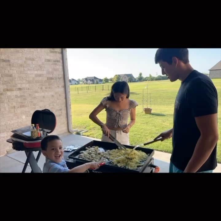 スティーブのインスタグラム：「BBQ party!! Yakisoba with the Kid @alex7fd and Ivan jr @ipstuned  焼きそばを作ってみた❗️アイヴァンジュニアに手伝ってもらって❣️」