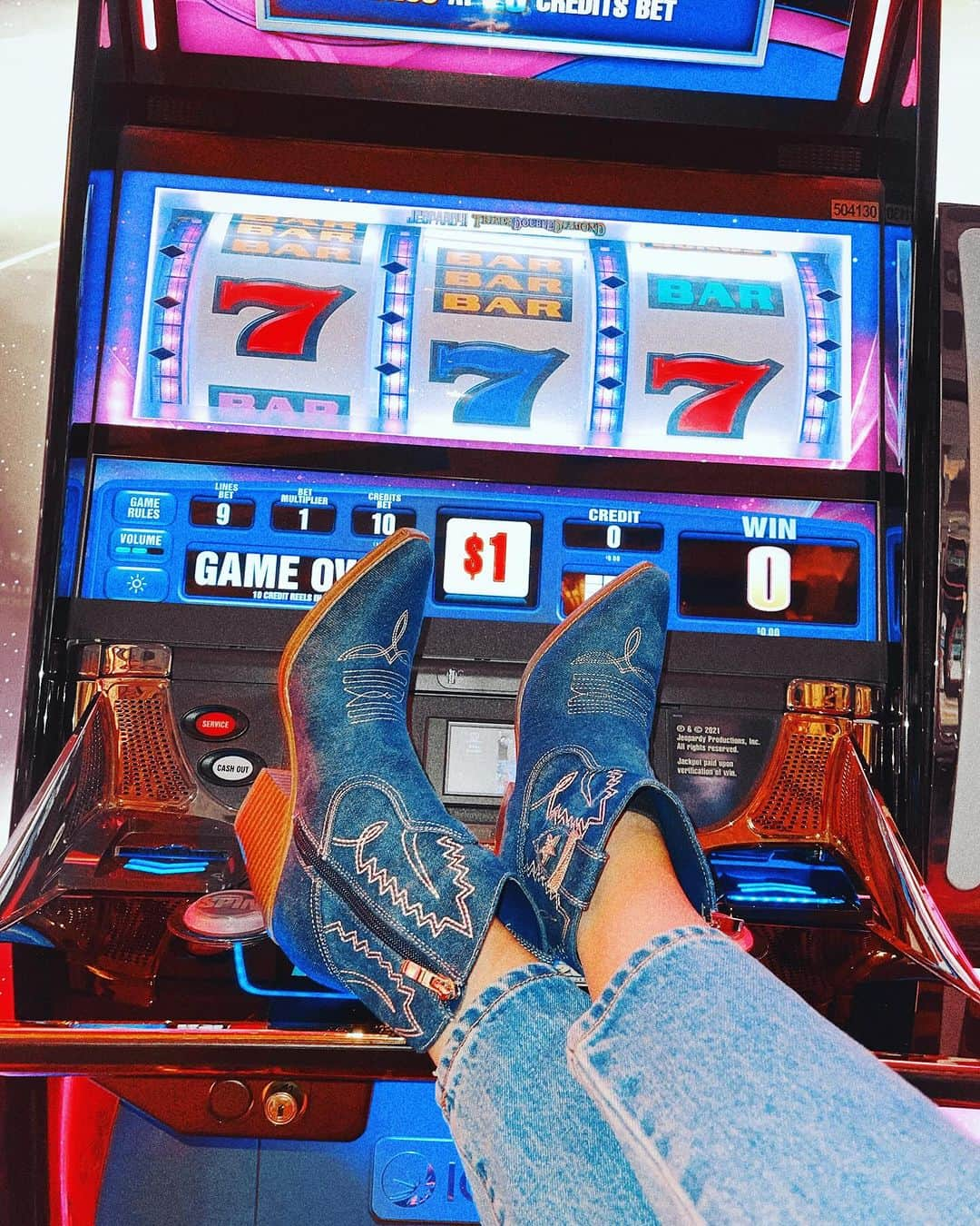 SONYA ESMANさんのインスタグラム写真 - (SONYA ESMANInstagram)「breaking news! canadian cowboy arrives in las vegas in full tuxedo & @ninewest boots 🎡 funnest 5 hours ever, thank you! #ninewest #NineWestRaceWeekend #ad」11月18日 11時30分 - sonyaesman