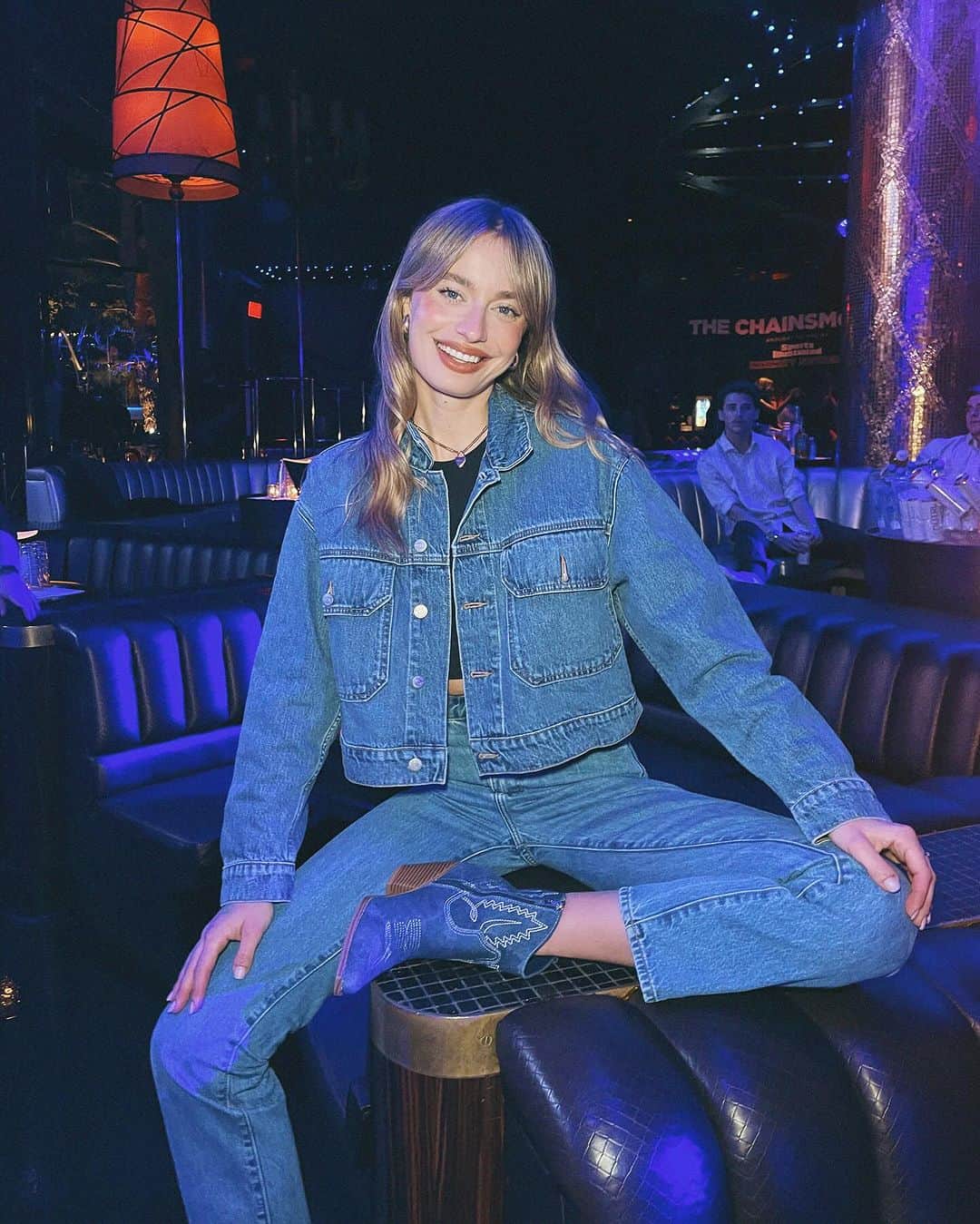 SONYA ESMANのインスタグラム：「breaking news! canadian cowboy arrives in las vegas in full tuxedo & @ninewest boots 🎡 funnest 5 hours ever, thank you! #ninewest #NineWestRaceWeekend #ad」