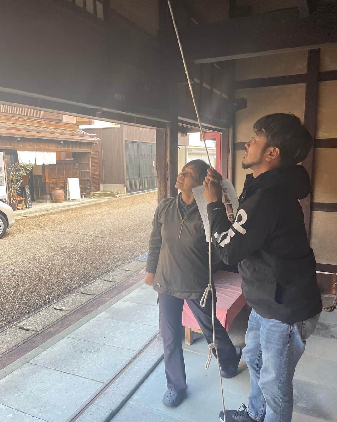 光永亮太さんのインスタグラム写真 - (光永亮太Instagram)「FM COCOLO「MOVE ON SATURDAY」内の「赤い風船 TRAVEL UPDATE」にて今週は先日取材で訪れてきた福井のオススメスポット、オススメグルメをご紹介しました！   大阪から福井へはサンダーバードで2時間弱。   まず取材初日に福井駅について向かったのは、福井駅西口から徒歩で約15分。「ヨーロッパ軒総本店」。 目的は福井が誇るソウルフードのひとつ「ソースカツ丼」を食べにいくこと。ここでいきなり心を鷲掴みにされました。ドイツで料理を学んだ初代が「日本でもウスターソースを広めたい」と、帰国後、1913年に東京・早稲田で創業。神奈川県に移転後、関東大震災で被災。故郷の福井に戻って根をはったというお店。 平日にも関わらず店内は満席。いかに地元の方々に愛されているかがわかります。ここでいただいたのは名物「ソースカツ丼セット」¥1,300-。カツが3枚乗ったソースカツ丼とミニサラダ、お味噌汁付き。 カツの厚さは8ミリと決まっているそうです。それは「口の中で噛んだときに肉汁とソースがうまく引き合うサイズ」だからだそうです。先代から受け継いでいるウスターソースは秘伝の味。 運ばれてきて早速いただくと、きめ細かなパン粉に包まれたカツがまずとにかく柔らかい。それを纏う少し酸味の効いたウスターソース。ソースカツと聞くと油っぽくて重たいというイメージでしたが、180°そのイメージを覆されました。全く油臭くなく、それでいて歯触りもよく、旨みがあるのにさっぱりしているのです。 そして付け合わせのミニサラダも絶品。自家製のマヨネーズがクリーミーで濃厚なのですが、それでいてさっぱりしているんです。黄金のコンビネーション。いやはや、早速福井の底力を見せつけられました。地元の方々からも愛される「ヨーロッパ軒総本店」。家の近くに欲しい！！   その足で向かったのは三国湊。江戸時代から明治時代にかけて「北前船」で繁栄を極めた「三国湊」の歴史に触れることができる場所。まずは三国湊にあるミニ資料館「マチノクラ」を最初に訪れることをお勧めします。ここでは三国湊の歴史を15分ほどのビデオで上映してくれるのですが、ここでビデオを見ると理解が深まる上に、かつての三国湊への想いを馳せてこのあとの散策を楽しむことができるので、立ち寄りはマストです。ここで¥200を払っておくと、「マチノクラ」から目と鼻の先にある「旧岸名家」の住宅の内部を見学することができます。   岸名家は北前船貿易において材木商を営んでいた三国湊を代表する商家のひとつ。その建物が今でも残っていて、建物内を見学することができます。こちらにはガイドさんがいらっしゃって、歴史や建物の構造について丁寧に説明をしてくれます。三国湊が繁栄していた時代の商人の暮らしぶりが手に取るようにわかります。台所、五右衛門風呂、トイレはもちろんのこと、北前船に乗せるための金庫の役割も果たした精巧な船箪笥も実際に見ることができます。これがなかなか興味深くて面白い。実際に靴を脱いで建物の中に上がることもできるので、ぜひ立ち寄ってみてください。 他にも三国湊の豪商だった森田家が営んでいた「旧森田銀行本店」や明治12年に建てられた五層八角の小学校など見どころ満載。三国湊に息づくロマンを感じながらの散策をお勧めします。そしてお土産には是非「にしさか」の名物「酒まんじゅう」を！北前船の船乗りたちから製法を学んだという伝統の饅頭。大きさも手のひらサイズで大きめ。餡子が入っているシンプルなお饅頭ですが、素朴な味でとっても美味しかったです！   三国湊を後にして向かったのは東尋坊！国の天然記念物です。サスペンスドラマの終盤に海沿いの断崖絶壁で犯人が刑事に追い詰められて自供するシーン、なんとなく思い浮かぶ方も多いのではないでしょうか？東尋坊はまさにそんな場所！打ち寄せる荒波、そして海と空とのコントラストが大迫力！断崖絶壁に立つと足がすくみます。この日はちょうど空から天使の梯子がかかっていたりと、絶景を堪能することもできました。福井を訪れたら東尋坊を訪れるのもマストだと思います！ 自然が織りなす美を五感で楽しんでください！   少し体が冷えたなぁと思ったら、その東尋坊にある「IWABA CAFÉ」でひと休みして暖をとりましょう！ こちら、美味しいコーヒーをいただきながら窓からバッチリ東尋坊をじっくりと眺めることもできます。   これから秋冬の「福井」満喫していただきたい！！   赤い風船 関西版で福井旅はいかがでしょうか？   来週は福井取材2日目の模様をお伝えします！どうぞお楽しみに！！   #にこTA #日本旅行 #赤い風船 #FMCOCOLO765 #福井旅 #ヨーロッパ軒総本店 #ソースカツ丼 #三国湊 #東尋坊 #にしさか #酒まんじゅう #旧岸名家  @west_akafu」11月18日 11時35分 - mitsunagaryota