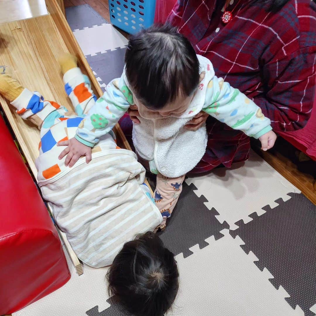 森真奈美さんのインスタグラム写真 - (森真奈美Instagram)「·⁡ 先週従兄弟とあった時に⁡ ⁡⁡2人で木の滑り台で遊んでいる時の1枚📸⁡ ⁡頭から滑るスタイル。。。 笑⁡ ⁡·⁡ ⁡·⁡ ⁡ #滑り台  #従兄弟  #こそだてぐらむ ⁡ ⁡ #子育て日記  #0歳児ママ  #赤ちゃん」11月18日 11時35分 - manami.mori14