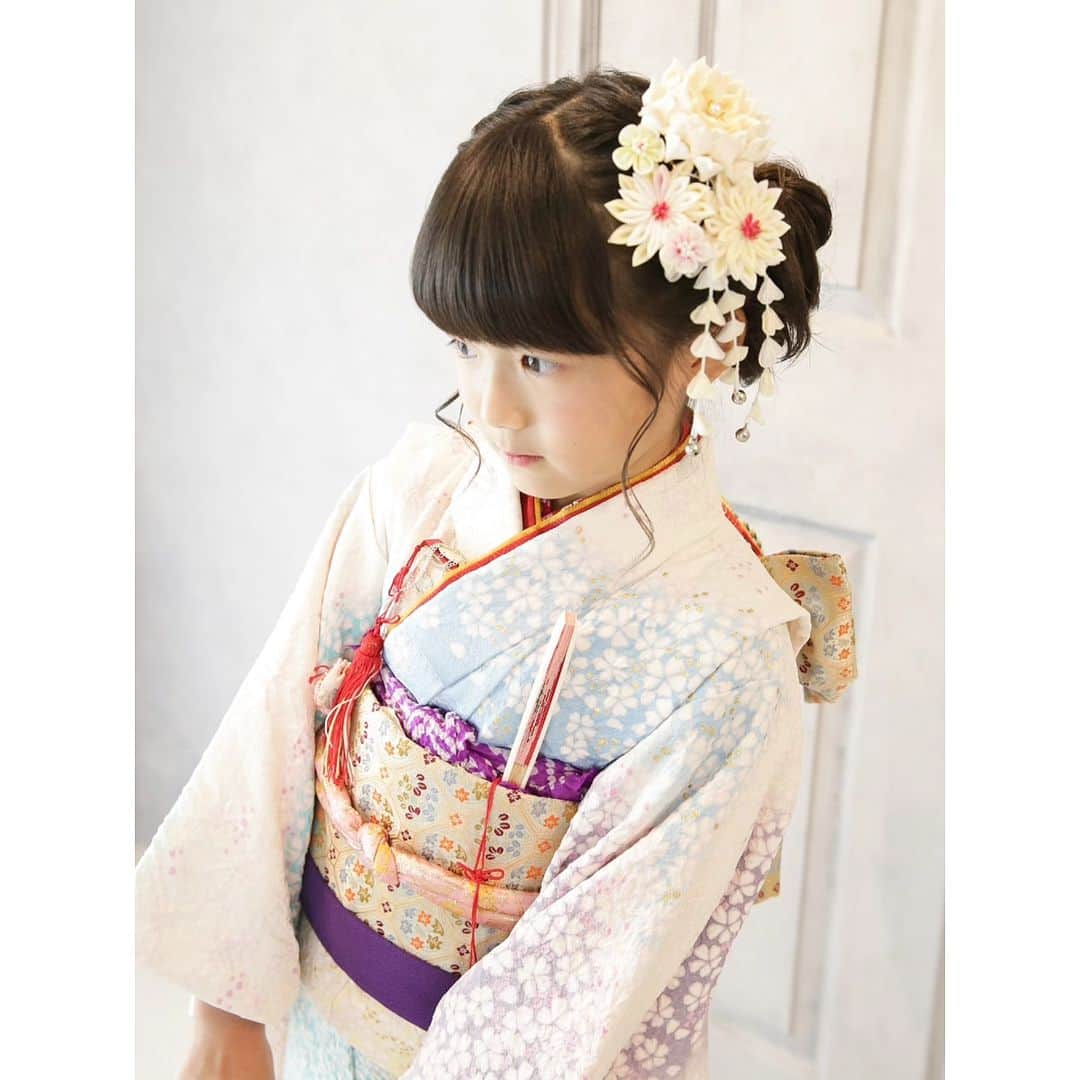きもの六花さんのインスタグラム写真 - (きもの六花Instagram)「#きもの六花  #六花のレンタルきもの  ・ 七五三7歳女の子 おぼろ絞りきものコーディネート ・ ・ 七五三きものレンタルご予約受付中！ お問い合わせはお気軽に。 新日本髪ヘアセットも対応してます。  フォトスタジオも併設📸写真撮影もどうぞ。 ・ ・ ※下見などご来店は要予約※ @kimonoricca からHPへ。『下見の予約』フォームよりご予約ください。 ・ 全国発送レンタルも🆗 下見なしのネット予約も対応可。 HP『下見なしで予約』フォームよりお申し込みください。 ・ ・ #きもの六花の七五三 #七五三 #七五三7歳女の子  #七五三コーデ  #七五三レンタル #へアセット #新日本髪 #新日本髪ヘア #七五三前撮り #七五三写真撮影 #七五三レンタル #レンタル着物 #着付け #写真撮影 #フォトスタジオ #中崎町 #大阪 #六花 #ricca #kimonoricca」11月18日 11時35分 - kimonoricca