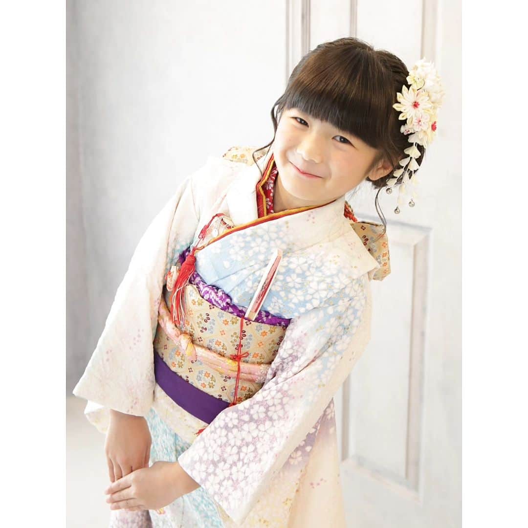 きもの六花さんのインスタグラム写真 - (きもの六花Instagram)「#きもの六花  #六花のレンタルきもの  ・ 七五三7歳女の子 おぼろ絞りきものコーディネート ・ ・ 七五三きものレンタルご予約受付中！ お問い合わせはお気軽に。 新日本髪ヘアセットも対応してます。  フォトスタジオも併設📸写真撮影もどうぞ。 ・ ・ ※下見などご来店は要予約※ @kimonoricca からHPへ。『下見の予約』フォームよりご予約ください。 ・ 全国発送レンタルも🆗 下見なしのネット予約も対応可。 HP『下見なしで予約』フォームよりお申し込みください。 ・ ・ #きもの六花の七五三 #七五三 #七五三7歳女の子  #七五三コーデ  #七五三レンタル #へアセット #新日本髪 #新日本髪ヘア #七五三前撮り #七五三写真撮影 #七五三レンタル #レンタル着物 #着付け #写真撮影 #フォトスタジオ #中崎町 #大阪 #六花 #ricca #kimonoricca」11月18日 11時35分 - kimonoricca
