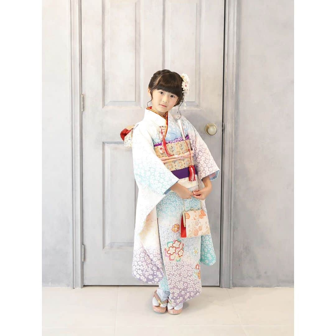 きもの六花さんのインスタグラム写真 - (きもの六花Instagram)「#きもの六花  #六花のレンタルきもの  ・ 七五三7歳女の子 おぼろ絞りきものコーディネート ・ ・ 七五三きものレンタルご予約受付中！ お問い合わせはお気軽に。 新日本髪ヘアセットも対応してます。  フォトスタジオも併設📸写真撮影もどうぞ。 ・ ・ ※下見などご来店は要予約※ @kimonoricca からHPへ。『下見の予約』フォームよりご予約ください。 ・ 全国発送レンタルも🆗 下見なしのネット予約も対応可。 HP『下見なしで予約』フォームよりお申し込みください。 ・ ・ #きもの六花の七五三 #七五三 #七五三7歳女の子  #七五三コーデ  #七五三レンタル #へアセット #新日本髪 #新日本髪ヘア #七五三前撮り #七五三写真撮影 #七五三レンタル #レンタル着物 #着付け #写真撮影 #フォトスタジオ #中崎町 #大阪 #六花 #ricca #kimonoricca」11月18日 11時35分 - kimonoricca