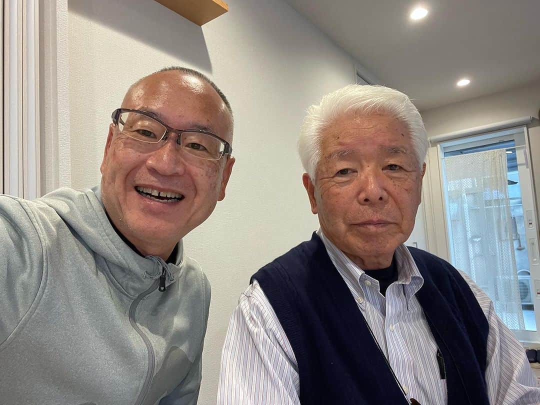 藤崎靖啓のインスタグラム：「情報誌「季刊高知」の取材で✒️古巣テレビ高知時代の上司、元報道制作局長の吉岡郷継さんを訪ねました🙇‍♂️現役時代には花の本を出版されています📕今も記念碑の建立に携わるなど精力的に活動されていらっしゃいます🤩12月25日発刊の「季刊高知」をお楽しみに‼️  #季刊高知 #藤ちゃん #藤崎靖啓 #フリーランス #フリーアナウンサー #フリーライター」