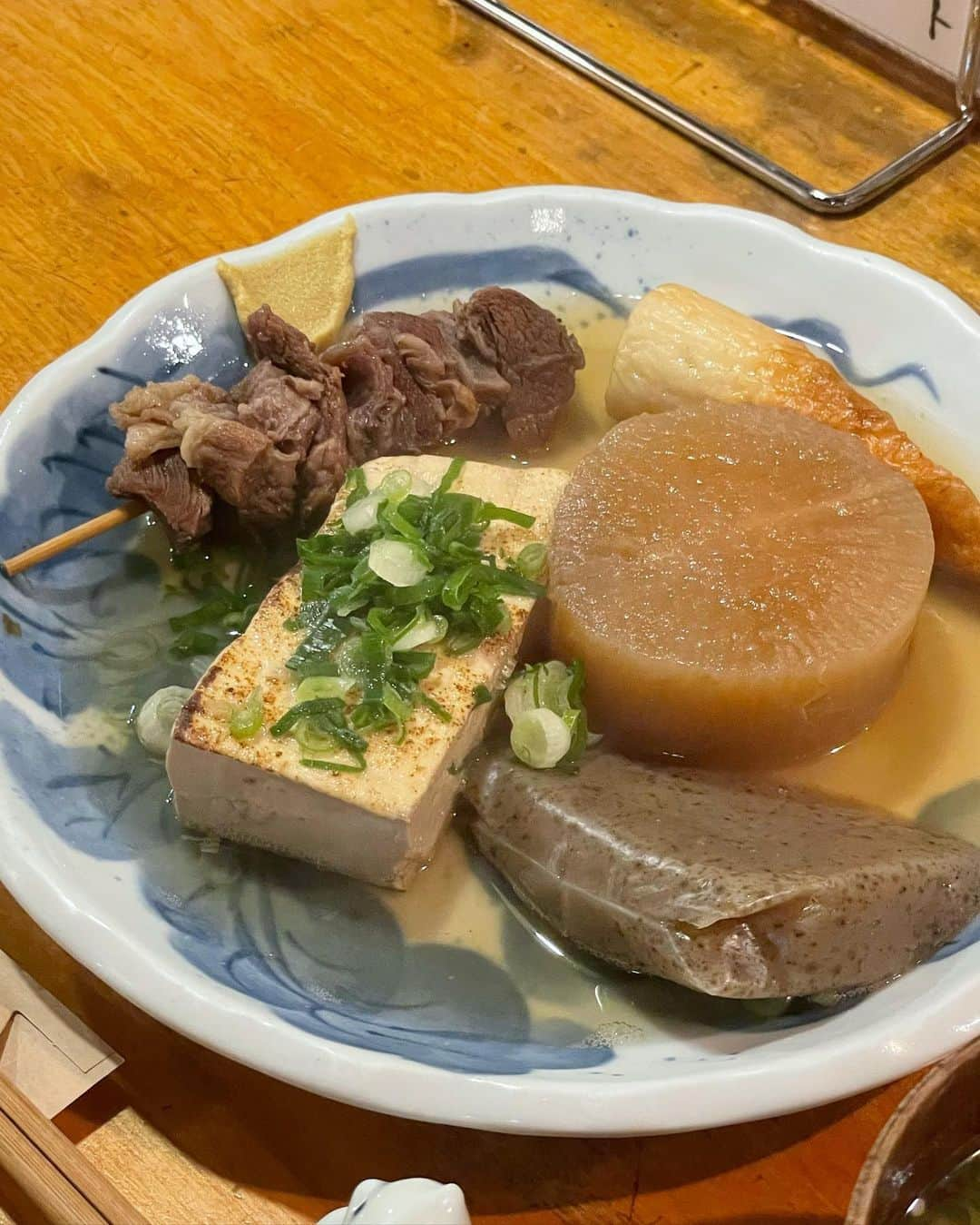 ウラリエさんのインスタグラム写真 - (ウラリエInstagram)「おでん屋さんの土日限定御膳🍢🍚🥢  センタープラザ西館 グルメ地下街にある #おでんまめだ @odenmameda 📍 ↑昭和2年の老舗おでん屋さん🚩 . ずっと気になっててんけど タイミングが悪くて ４回くらい臨時休業やって...やっと行けた！ （ 営業時間インスタに投稿されてるから 見てからいくのがオススメ ⭕️ ） . 土日限定のだし巻き御膳 🐣 1500円 ＆ おでんAセット 1600円をシェア👭 . おでん屋さんのだし巻きって聞いただけで もう美味しいやんな🍳 熱々の土鍋に入ってて、 おでん出汁がかかってんねん🔥あったまるー 大根おろしと、ねぎトッピングして いただきまーーーす🙏🙏🙏 . Aセットは、おでん盛り合わせに 飲み物 🍻 or ごはん＆味噌汁 ご飯が、つやんつやんでめちゃ美味しくて ご飯少なめでお願いしたのを後で後悔した🫣 . プラスで、おでん頼んだりして おでん専門店を楽しみました🍢♨️ . 土曜日のお昼行って、お店のテレビで 久々吉本新喜劇見てほっこりしたーーー📺 . #神戸#神戸市#kobe#神戸旅行#神戸観光#兵庫県#兵庫#lovehyogo#lovekobe#センタープラザ#三宮#まめだ #神戸ランチ#神戸ディナー#神戸グルメ#神戸おでん」11月18日 11時39分 - urarie83