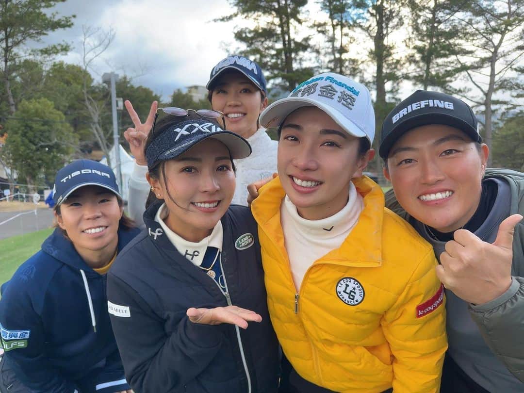 青木瀬令奈のインスタグラム：「. 同級生のフェービーが 日本最後の試合でした🥹⛳️ ( @phoebe.yao ) #フェービーヤオ  . フェービーとは同級生でありながらも フェービーの入会時には 推薦人のサインも書かせてもらったり 凄く縁が深い友達のひとりで レギュラーツアーで優勝したときも ステップで優勝したときも QTがトップだったときも 励みにさせてもらってました🥹😘 . コロナ禍でなかなか日本に来れなかったり 思うようなゴルフができなくて 苦しい時期もあったと思うけど ゴルフを通じて フェービーと出会えたこと 仲良くなれたこと 感謝の気持ちでいっぱいです🥹💙 . 日本に来てくれてありがとう🇯🇵💙🇹🇼 これからは台湾での活躍も 楽しみにしてるよ😘💙 #seeyousoon  . #jlpga  #lpga  #golf  #ゴルフ  #女子ゴルフ  #同級生」
