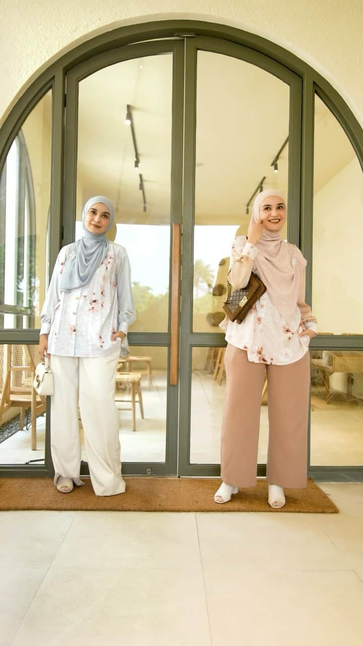 Shireen Sungkarのインスタグラム：「الْحَمْدُ لِلَّهِ kenalin namanya sherin 😂😂🙃 Shireen dan sherin   Btw atasan yang aku pake udah launching ya dua duanya @shibyshireen  Kalian suka yang warna apaaa?」