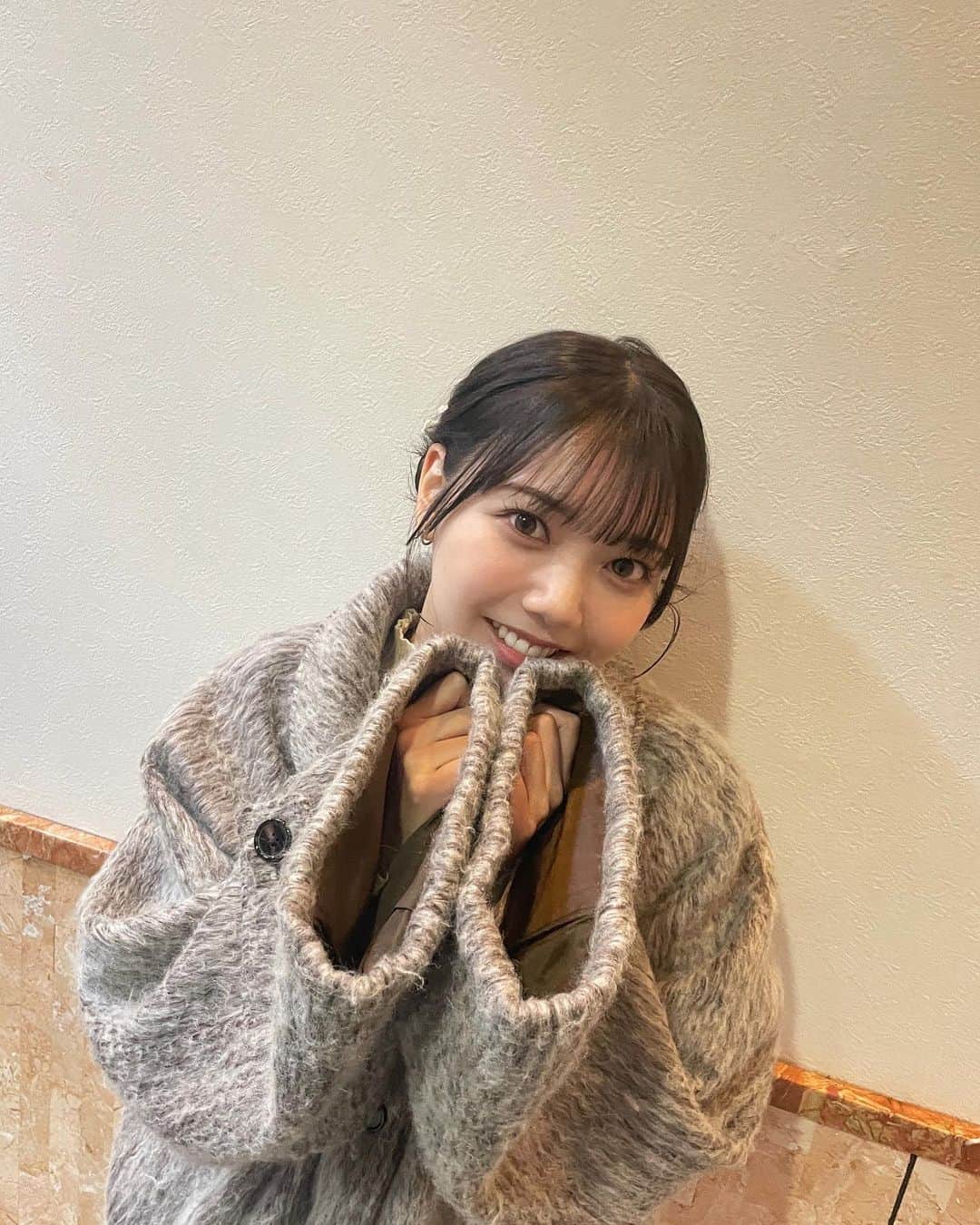 日向未来さんのインスタグラム写真 - (日向未来Instagram)「🦔🍂‎🧶  \ 中継衣装♛(11/11 O.A.) /  トップス・コート @mellow_neon  スカート @asknowaspinky  どこのですか？って沢山聞かれた可愛すぎるコート🧥 とってもあったかくて中継先でも助けられました🥹  #王様のブランチ  週末トラベルとこのあと午後の部ごはんクラブ担当してます!! スタジオにもいます~ぜひ見てね🙈🍚」11月18日 11時44分 - mirai_hinata.official