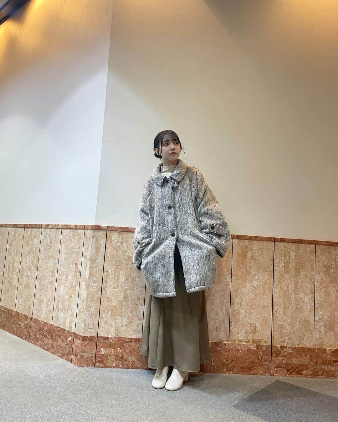 日向未来さんのインスタグラム写真 - (日向未来Instagram)「🦔🍂‎🧶  \ 中継衣装♛(11/11 O.A.) /  トップス・コート @mellow_neon  スカート @asknowaspinky  どこのですか？って沢山聞かれた可愛すぎるコート🧥 とってもあったかくて中継先でも助けられました🥹  #王様のブランチ  週末トラベルとこのあと午後の部ごはんクラブ担当してます!! スタジオにもいます~ぜひ見てね🙈🍚」11月18日 11時44分 - mirai_hinata.official