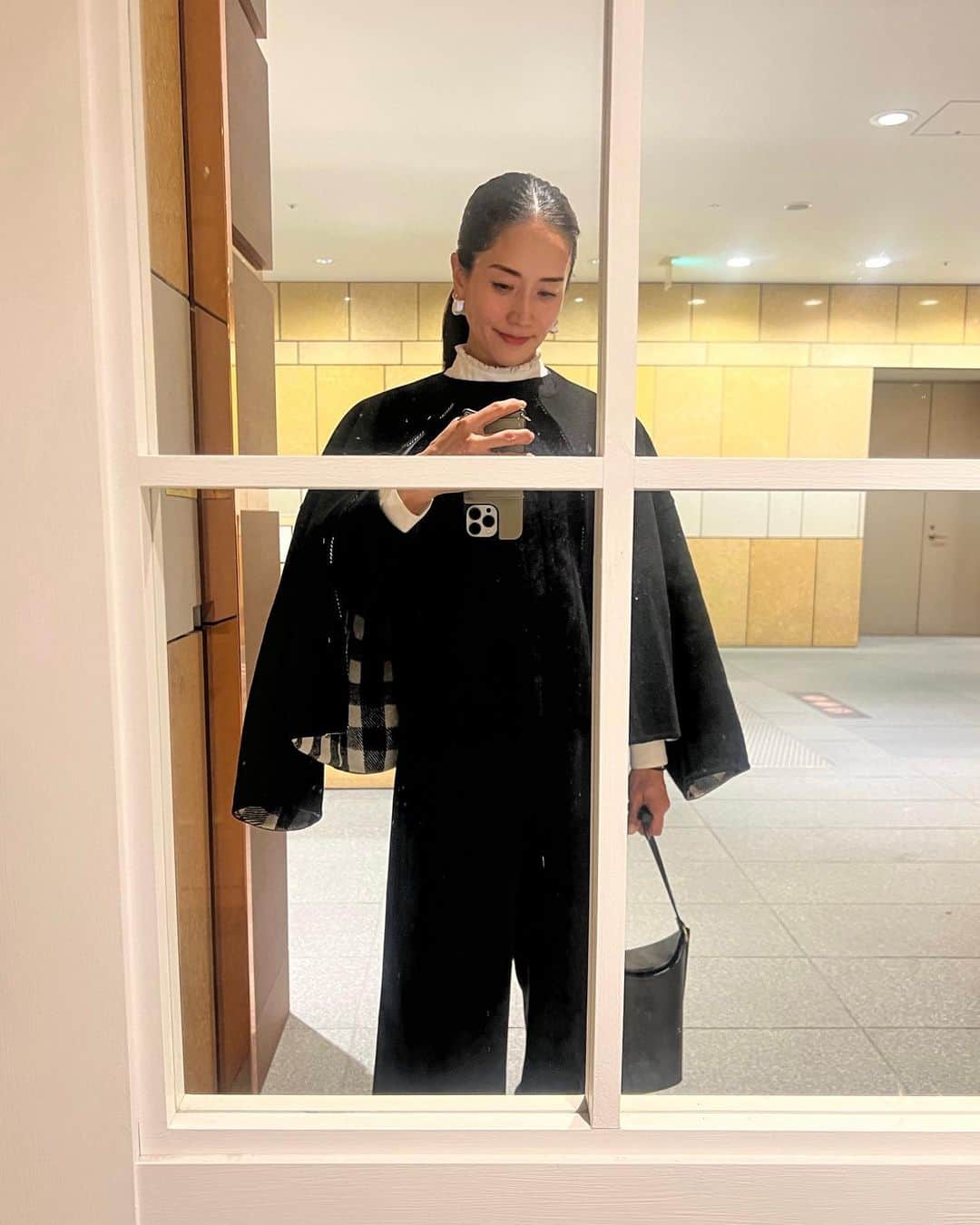 亀恭子のインスタグラム：「長男の授業参観に行った日。  履くのを楽しみにしていた  @newans.official とのコラボパンツを。 って、 自撮りしたので全身が撮れてないけど  ネイビーシーンで履ける程良いワイドパンツ☺︎ 市場もずっとテーパード型が定番だったので、 シルエットの変化が欲しいと思ってました。  この日は ネイビーケーブルニットにフリルシャツ、 リバーシブルのノーカラーコートと合わせて。  ちょっと甘めのシャツを➕しても ボトムの（控え目）ワイドシルエットとのバランスで 甘さのさじ加減が今の気分♡  休日に、どカジュアルなスタイルで一緒に遊んだ長男の友達が「誰のママ？」と目の前でお母さんに聞いてたw 私と分かって「あー！あはは」とツボってた…  定期的にちゃんとしよ と思いました。 メイクもw  someday's… #fashion #ootd #kkstyle #tokyo #kamescloset #pants #newans × #kyokokame #shirts & #coat #drawer #knit #uniqlo #bag #scue #shoes #offen #november #autumn #navystyle #navyscene」