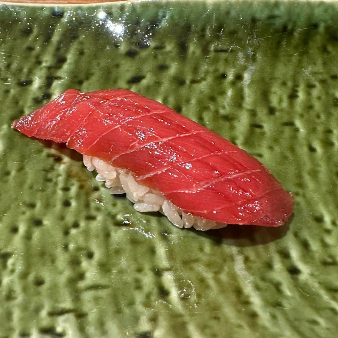 井上公造さんのインスタグラム写真 - (井上公造Instagram)「ハワイで久しぶりの寿司屋さん。以前、心玄があったキングストリートにあります。2回転制で、コースメニュー。ローカル感たっぷりで、ハワイらしいお寿司屋さんです！ 仲間内で行く時、オススメです！  #ハワイ   #ハワイ大好き   #キングストリートグルメ   #寿司   #sushi   #予約必須   #鮨心月」11月18日 11時57分 - inouekozo39