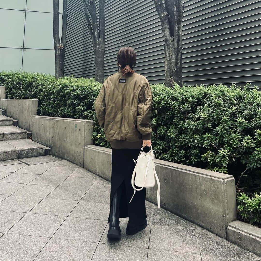 斎藤寛子のインスタグラム：「先日の寒かった日のリバーシブルの ボンバージャケットめちゃ助かった👀✨  これからもっと寒くなるから、 カジュアルに過ごしたい日はこれに限る！  寒いの苦手だけど、 ジャケット活躍する場面増えるの嬉しい😊  jaket @anieca_official  @fourthirty skirt @chouchou_2011  bag @jean_official_09  shoes @bottegavenetaworld   #fashon #ootd」