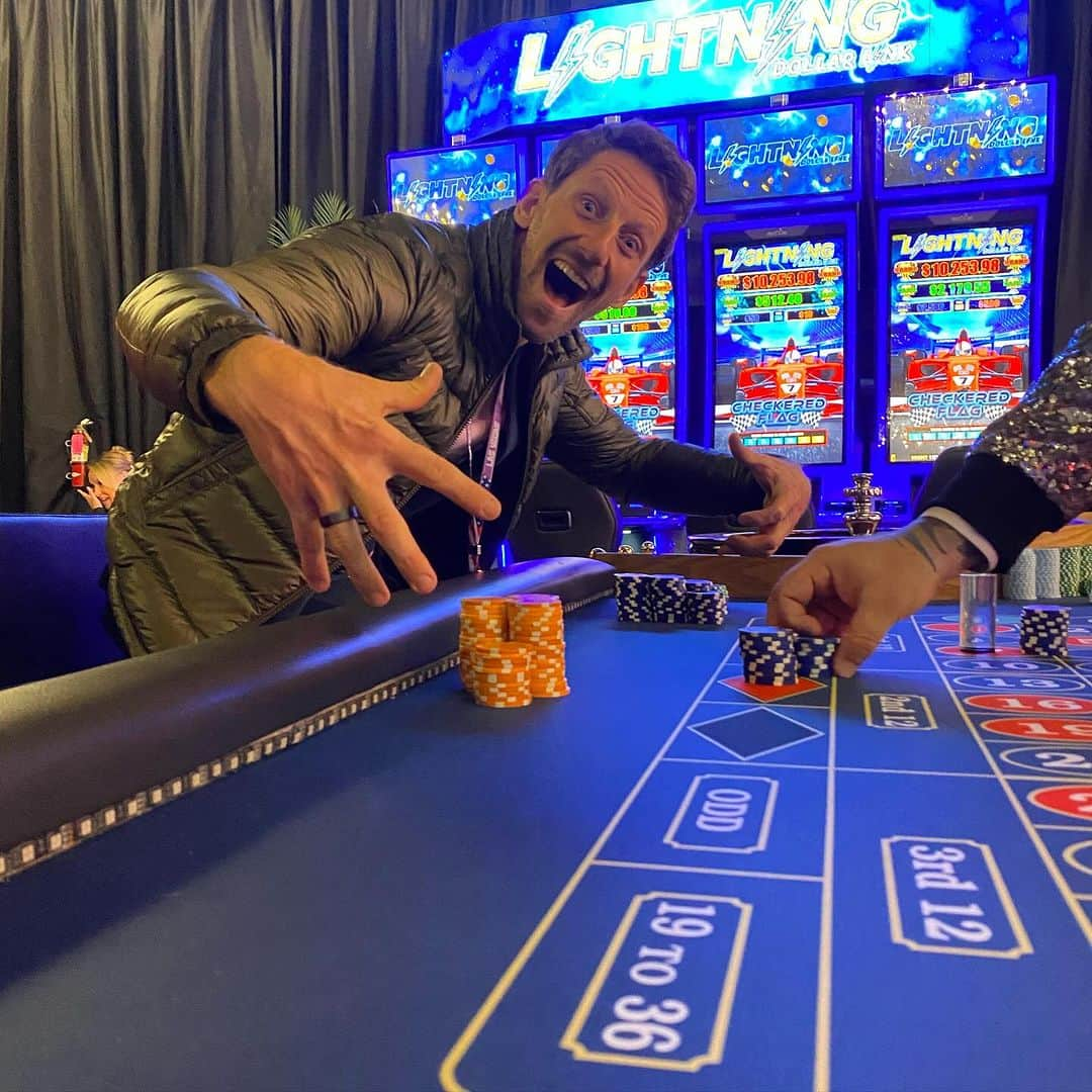 ロマン・グロージャンさんのインスタグラム写真 - (ロマン・グロージャンInstagram)「Vegas GP Enjoying a fake casino in the paddock with @laurentdupin_f1」11月18日 11時55分 - grosjeanromain