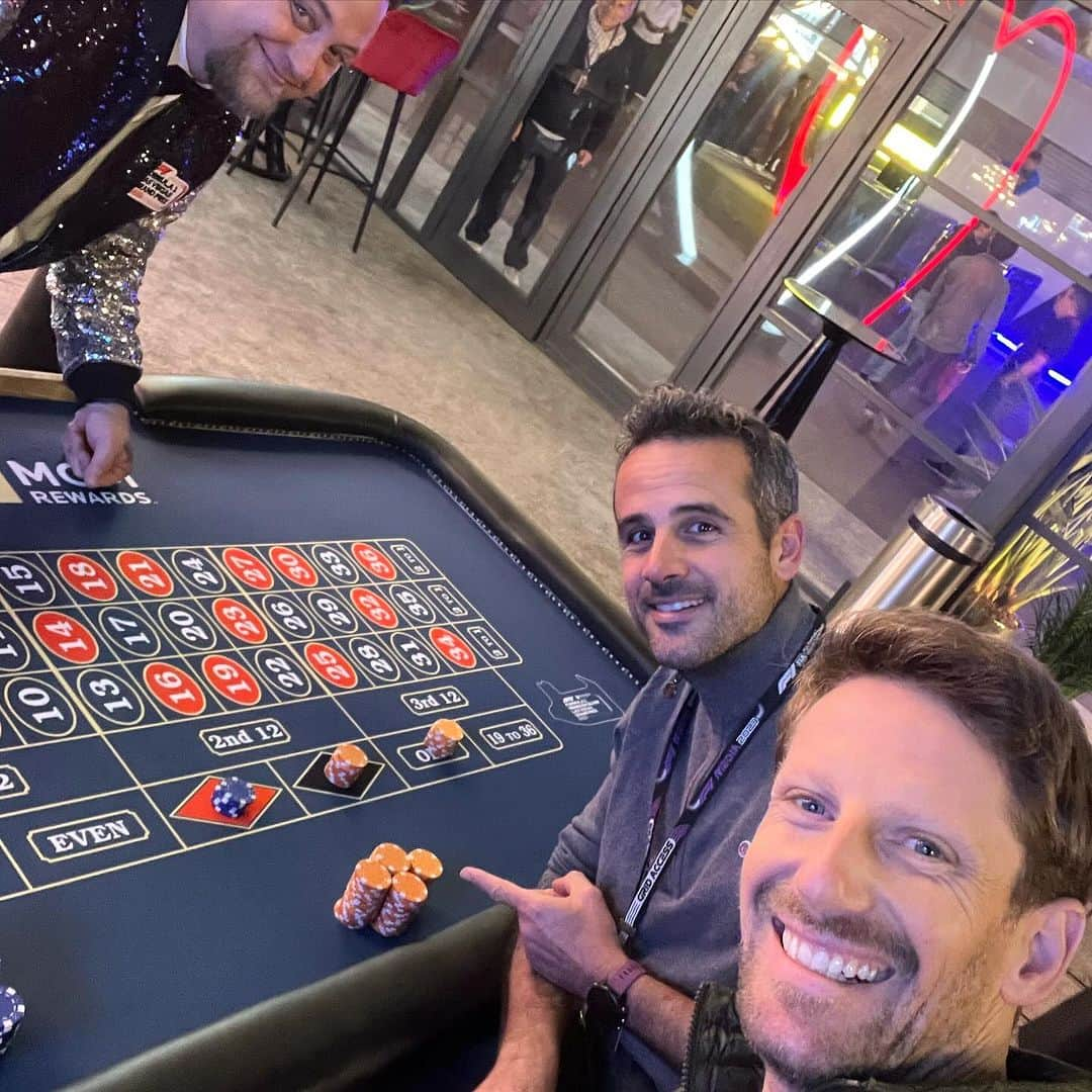 ロマン・グロージャンさんのインスタグラム写真 - (ロマン・グロージャンInstagram)「Vegas GP Enjoying a fake casino in the paddock with @laurentdupin_f1」11月18日 11時55分 - grosjeanromain