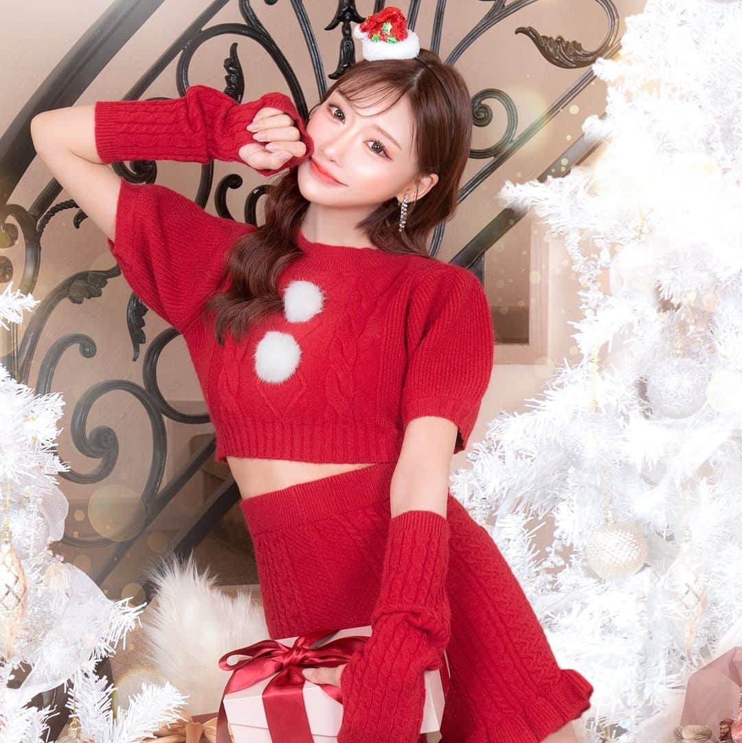 DazzyStoreさんのインスタグラム写真 - (DazzyStoreInstagram)「クリスマスは何着よう？⁠ ⁠ 2023年のクリスマスコスチュームは⁠ 上質で可愛い💕⁠ 他と被るのが嫌な人におすすめなセットです！⁠ ⁠ #明日花キララ さん着用 @asukakiraran⁠ ･･････････････････････････････････⁠ 🏷パフスリーブニットトナカイコスチューム⁠ Price：¥5,478 (tax in)⁠ Color：RED / BEIGE⁠ 商品No.🔍 : fo7g006⁠ ⁠ あざと可愛いニット素材のトナカイコスチューム。⁠ トップスのポンポンは取り外せるので⁠ 私服としても着回しＯＫ💖⁠ トップス、パンツ、アームウォーマー、⁠ カチューシャの4点セット。⁠ ⁠ ･･････････････････････････････････⁠ 　⁠ プロフィールのURLから⁠ オンラインショップをチェックしてね👆⁠ ▽　▽　▽　▽⁠ @dazzy_official⁠ 　⁠ ⁠\\モニターキャンペーン//⁠ ポンチョ&Aラインワンピースクリスマスコスチューム⁠ がもらえる⁠モニター企画を開催中♡⁠ ⁠ 詳しくは11月16日の投稿をチェック👆⁠ 　⁠ ⁠／⁠ ⁠ dazzyドレスの着用写真を　⁠ ⁠#dazzyme をつけて投稿すると⁠ dazzy公式HPで紹介されるかも･･･？🫧♩⁠ ＼⁠　　　⁠ 　⁠ ───────────────────⁠───────⁠ #dazzy #dazzystore #通販 #ドレス #キャバ⁠ #キャバ嬢ドレス #キャバ嬢 #水商売 #夜職⁠ #ニュークラブ #クラブ #ナイトワーク⁠ #カラコン #コスメ #GRACIANA ⁠ #モニターキャンペーン #モニター企画 ⁠ #懸賞 #キャバ嬢コーデ #キャバ嬢life⁠ #華奢 #セクシーコーデ #大人可愛い⁠ #サンタコス #トナカイコス #クリスマス」11月18日 12時00分 - dazzy_official