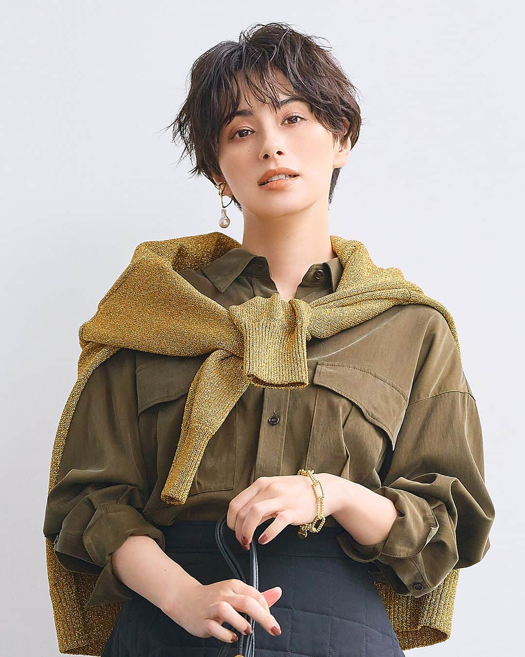 Domani編集部公式アカウントのインスタグラム：「＼11／18 今日のコーデはこちら／ バイカラーの切り替えが洒落感たっぷりのショートブーツを、キルティングのフレアスカートからチラッとのぞかせて。  靴［ヒール5cm］￥33,000（オデット エ オディール 新宿店〈オデット エ オディール〉） シャツ￥25,300（プルミエ アロンディスモン NEWoMan新宿〈プルミエ アロンディスモン〉） 肩にかけたカーディガン￥35,200（マルティニーク ルミネ横浜〈レリタージュ マルティニーク〉） スカート￥49,500（THIRD MAGAZINE） イヤーカフ［片耳販売］￥12,100（ロードス〈ripsalis〉） ブレスレット￥19,800（ウノアエレ ジャパン〈ワンエーアールバイウノアエレ〉） バッグ￥30,800(オルサ〈オルセット〉）  ・・・・・  #毎日コーデ #ワーママコーデ #ワーママファッション #ママコーデ #ママファッション #アラフォーコーデ #今日のコーデ #ファッションスナップ #ファッション好きな人と繋がりたい #ファッションコーデ #服好きな人と繋がりたい #秋コーデ #40代ファッション #大人ファッション #おしゃれさんと繋がりたい #シンプルコーデ #着回しコーデ #きれいめカジュアル  #domanimagazine #ホラン千秋」
