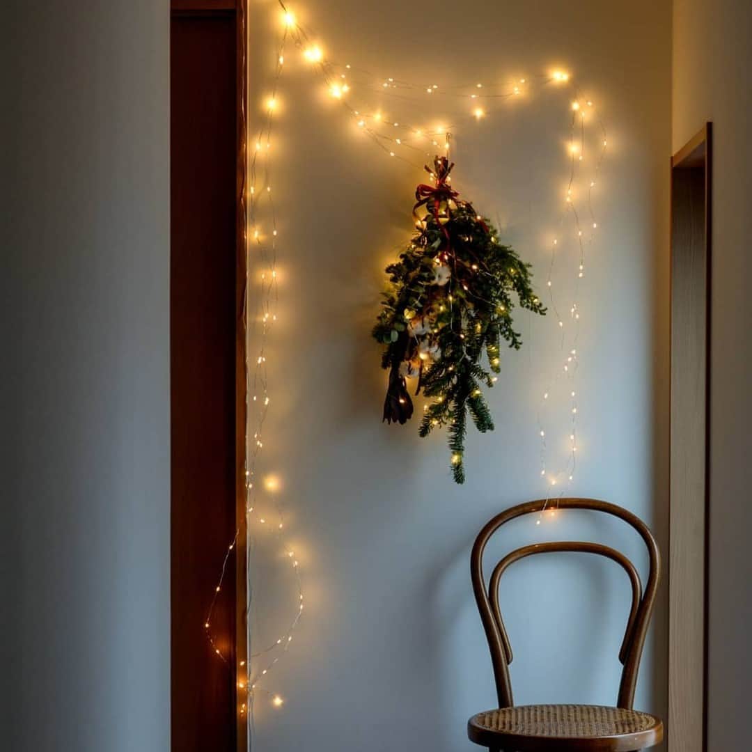 北欧、暮らしの道具店さんのインスタグラム写真 - (北欧、暮らしの道具店Instagram)「クリスマス飾りにも、普段使いにも。 星粒のようなLEDデコレーションライト . - - - - - - - - - - - -  まるで星粒のような、小さくて繊細な粒と、 オレンジ色のやさしい灯り。  今年のクリスマスは、大人っぽく上品に、 お部屋を飾り付けしてみませんか？  黒いホルダーからLEDのついたワイヤーが 10本伸び、長さは2m。 全体で200個のLEDが空間を彩り、 これひとつで十分なボリューム感を得られます。  ホルダーの先端には穴が空いており、 釘や長めの画鋲で壁に止めることができます。 S字フックを通せば、カーテンレールなどにも 引っ掛けられますよ。  ワイヤー仕様だから、アレンジも自由自在！ ざっくりまとめてガラスドームに入れて、 飾り照明としても素敵です♩  LEDなので、電球部分が熱くならず グリーンや布製品の側で使っても安心◎ 長持ちするのも嬉しいポイントです。  さらに4段階調光なので、時間帯や気分に合わせて 好きな明るさをお選びいただけます。  クリスマスの時期には、ストローオーナメントと 一緒に飾ってみてくださいね。  ーーー 掲載のアイテムはこちら▼ ーーー . ☑︎星粒のようなLEDデコレーションライト . ▶︎ プロフィールのリンクから、お値段・サイズなど詳しい情報をご覧いただけますよ。→@hokuoh_kurashi . 🎁「クラシ手帳2024」プレゼントキャンペーン実施中！お買いものいただいた方に、当店オリジナルの手帳を無料でお届けいたします。 . #LEDデコレーションライト#デコレーションライト#クリスマス#クリスマス飾り#interior#interiors#livingroom#homedecor#instahome#homewares#インテリア#北欧インテリア#リビング#寝室#賃貸#賃貸インテリア#マイホーム#インテリア雑貨#家具#シンプル#シンプルライフ#シンプルデザイン#暮らしを楽しむ#日々の暮らし#北欧#暮らし#北欧暮らしの道具店」11月18日 12時01分 - hokuoh_kurashi