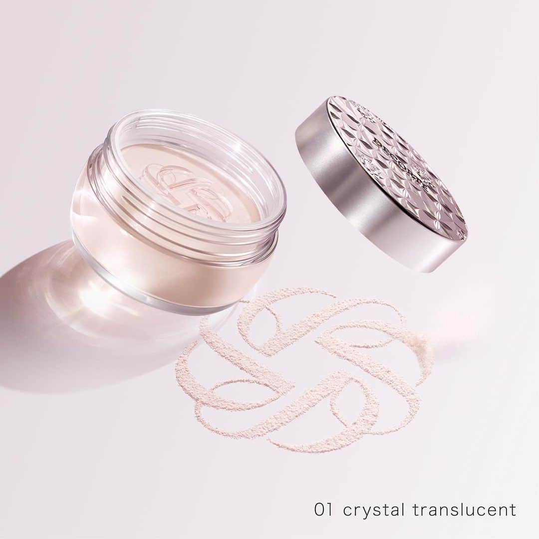 DECORTÉのインスタグラム：「New face powder with 5 textures and 9 types.   01 crystal translucent has an illuminating glossy texture that gives your skin a moisturized shimmering look.  A sheer pink tone (with pearls) seamlessly blends, as if light melted into your skin.  5質感・9種の新しいフェイスパウダー。  01 crystal translucentは、イルミネイトツヤ質感で、うるおいのあるツヤ肌印象をもたらします。 光が肌にとけ込むような、なじみの良いシアーピンクトーン（パール入り）。  1月16日発売　新商品 ルースパウダー　9種  #コスメデコルテ #decorte #ルースパウダー #フェイスパウダー #ベースメイクアップ #ベースメイク#透明感 #素肌感 #毛穴レス  #facepowder #makeup #cosmetics #beauty #jbeauty」