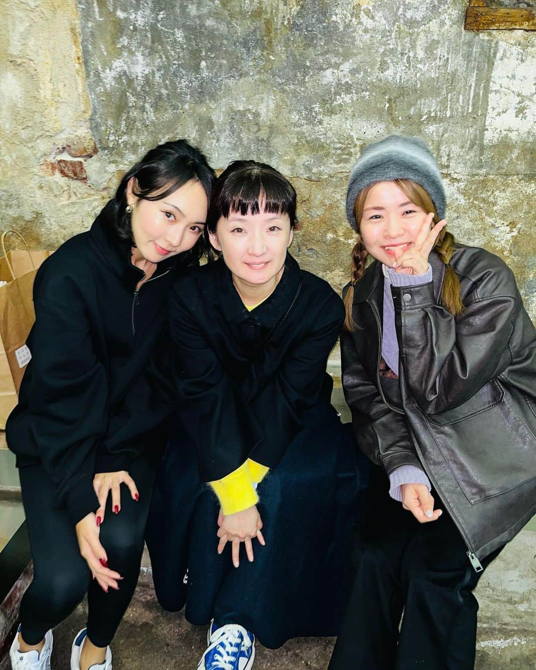 千秋さんのインスタグラム写真 - (千秋Instagram)「聖水洞で待ち合わせ。サリーとナナと娘と4人でまたサムギョプサルからのカフェ。 日中は大行列のカフェオニオン @cafe.onion も夜は空いててオススメ☕️  閉店間際の聖水洞をお散歩。載せ切れてないけど、ディスプレイやショーウィンドーが日本とまた違って斬新で面白いなあ。こういうのも全部わたし達の栄養になります。ぱくぱく YouTubeではもっと詳しくやるね！  韓国の街を作る勢いが、かつての日本を思い出す。 日本だって昔は、小さいけどセンスのある個人店が沢山集まって街を作っていく（例えば代官山）とかあったのに、今はもうメガ資本じゃないと生き残れなくなっている。寂しい。 （システムや法律や経済的なことを含めて）日本は最初のハードルが高く、一度で成功しないと難しい、何度もやり直しができない、に対して、韓国は最初のハードルが低く、失敗してもやり直しが効く、というのが原因じゃないか？と勝手に考えているのですが、どうなんだろう。 あくまでも個人の感想です。もし、原因がわかるなら日本全体でそこを変えていけば、考え方一つでもっと•••って思うけど、わたしが言ったところでお門違いで的外れだとは思う。けど、日本だってもっとできるのに！ってもどかしい思いをしていることは書き記しておきます。  #韓国旅行 #千秋旅日記 #聖水洞 #ソンスドン」11月18日 12時00分 - chiaki77777