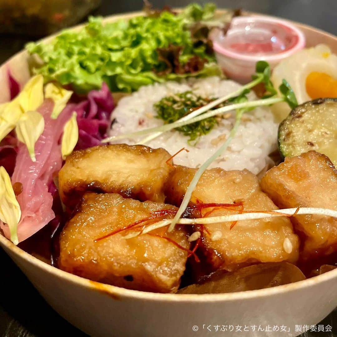 のインスタグラム：「*  ◤￣￣￣￣￣￣￣￣￣￣￣￣￣￣ 　👩🏻‍🍳 MEGUMI食堂🥢   #くすぶり女とすん止め女 💄 ＿＿＿＿＿＿＿＿＿＿＿＿＿＿◢  ドラマの撮影現場にMEGUMIさんが色々ご用意してくださった お弁当やケータリングを少しずつご紹介していきます👩🏻‍🍳✨  𓏸comer-こめる  薄井青果がお届けする今回のお弁当は、 規格外野菜を使用したものになります👩🏻‍🌾⋆꙳   さらにアレルギーをお持ちの方にも 食べていただけるように卵・乳・小麦など 使用せずに作られてます👩🏻‍🍳⸝⸝꙳  📺 第7話 11月21日 深夜24:30～  ━━━━━━━━━━━━━━━━━  TVerで１話〜3話、最新話の見逃し配信しております👀 是非ご覧ください☺️👏🏻  📱各話放送後から見逃し配信もアリ✅ テレビ東京HP▶https://video.tv-tokyo.co.jp/ TVer▶https://tver.jp/  📍見逃しを防ぐ #TVer お気に入り登録もぜひお願いします✨ 「くすぶり女とすん止め女」で検索🔍 ˎˊ˗  ＿＿＿＿＿＿＿＿＿＿＿＿＿＿ 💄「くすぶり女とすん止め女」 🗓️毎週火曜 深夜24:30~  #テレビ東京 #くすぶり女とすん止め女 #西田尚美 #香音 #渋谷謙人 #中川大輔 #杢代和人(#原因は自分にある。) #大久保桜子 #MEGUMI #勝村政信」