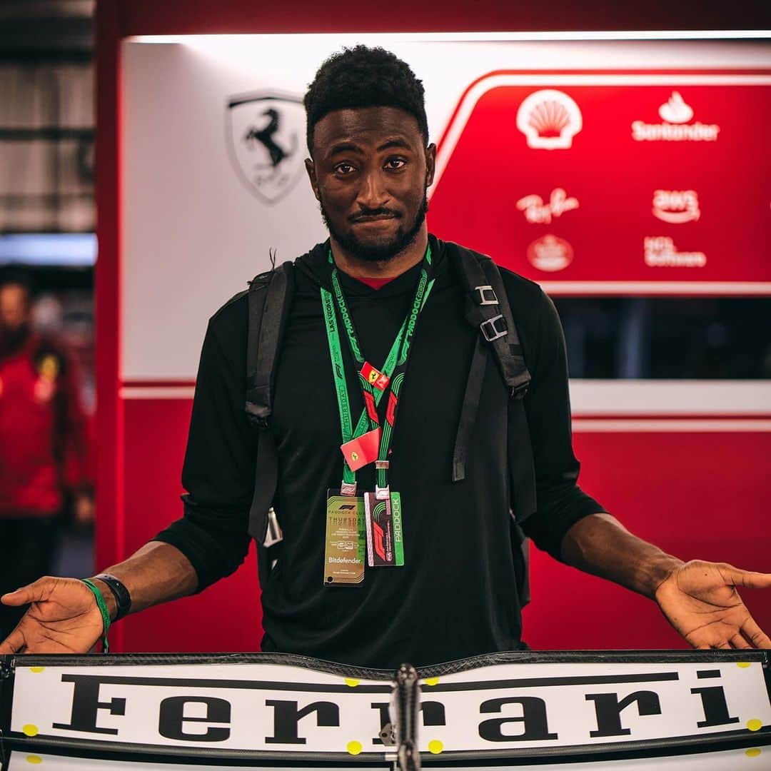 マーケス・ブラウンリーさんのインスタグラム写真 - (マーケス・ブラウンリーInstagram)「Had a fun time showing @mkbhd around our garage in Las Vegas ✌️   #LasVegasGP 🇺🇸 #F1 @bitdefender」11月18日 12時01分 - mkbhd