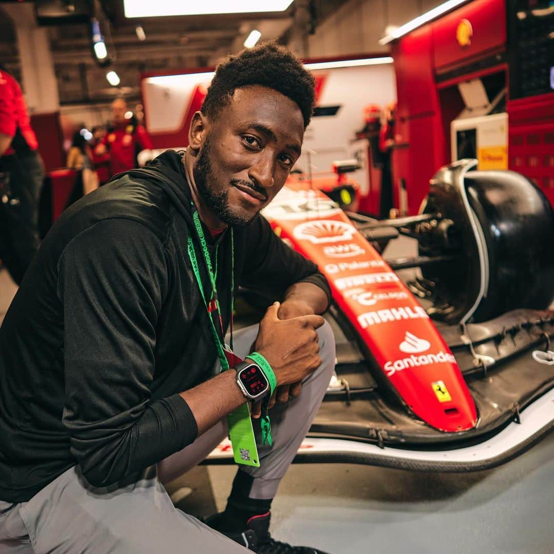 マーケス・ブラウンリーさんのインスタグラム写真 - (マーケス・ブラウンリーInstagram)「Had a fun time showing @mkbhd around our garage in Las Vegas ✌️   #LasVegasGP 🇺🇸 #F1 @bitdefender」11月18日 12時01分 - mkbhd