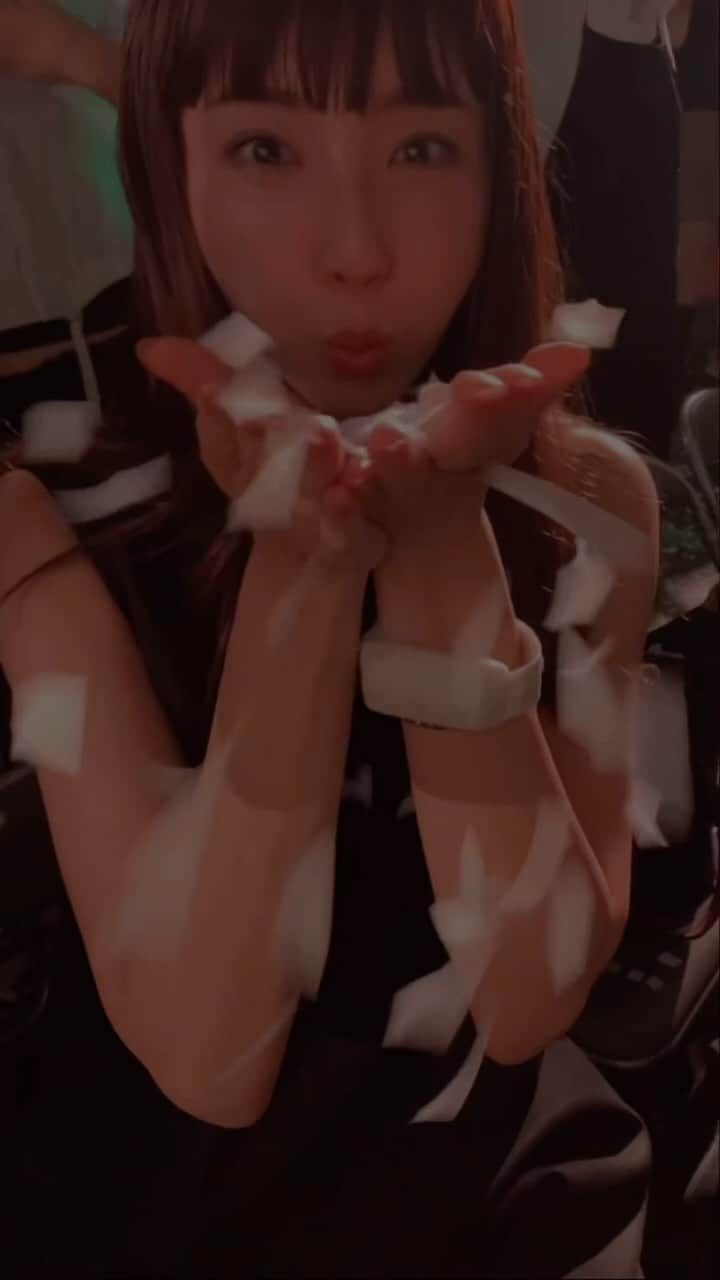 izu（出岡美咲）のインスタグラム：「'愛が欲しければ愛になり 平和が欲しければ平和になりなさい'  無意識に涙がぽろぽろ溢れた。 あまりに美しくって たくさん心に焼き付けた。  明日からも頑張ろう、って思えるエネルギーを たっぷりもらいました。  生きてて良かった！  @coldplay #coldplaylive #coldplaytokyo」