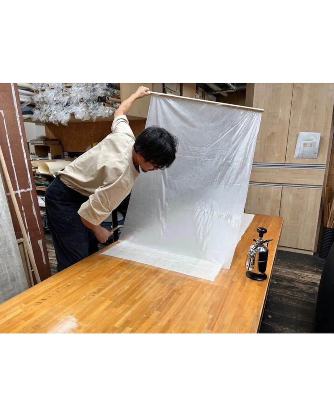 下條ユリさんのインスタグラム写真 - (下條ユリInstagram)「#表具 #scroll mounting  プロセス ② process   横被 or 橫批 ( in Chinese ) is the horizontal hanging/wall scroll.  Repost from @seikadou1923 how they built my “Unbroken Line, Kyoto” into the beautiful horizontal scroll for  @farmoon_kyoto   ↓ 清華堂さん @seikadou1923  からの再投稿です  ▫️横被（おうひ）  きょうは横被の製作風景です  横幅（おうふく）ともいいます  これは横物本紙を巻物状に仕立てた中国独自のもので日本の表具と異なるところは鑑賞時に展げて壁へ取り付けるところです  このとき軸木が円筒形では取付けに不便なので二つに開くことができるよう細工してあります  ー  ▫️横被　完成  国内外でご活躍されている 下條ユリさまの作品を2点 それぞれお軸と横被にお仕立てし展示施工いたしました  描く和紙の種類検討からはじまり表装の可能性を最後まで楽しみながら作品へ落とし込まれている姿が印象的でした＾＾  ありがとうございました  ＊  下條ユリ　 線と点と　展   Yuri Shimojo  Exhibition in Kyoto  “A line  and  a dot  and”   〜11.26 (日)  毎週　金、土、日　 11:30-17:00 予約不要  @farmoon_kyoto  Farmoon 茶楼　 左京区北白川東久保田町九 Kyoto Japan  #AnUnbrokenLine  #途切れない一本の線  #YuriShimojo #下條ユリ　  #表具 #表装 #掛け軸  #scrollpainting」11月18日 12時04分 - yurishimojo