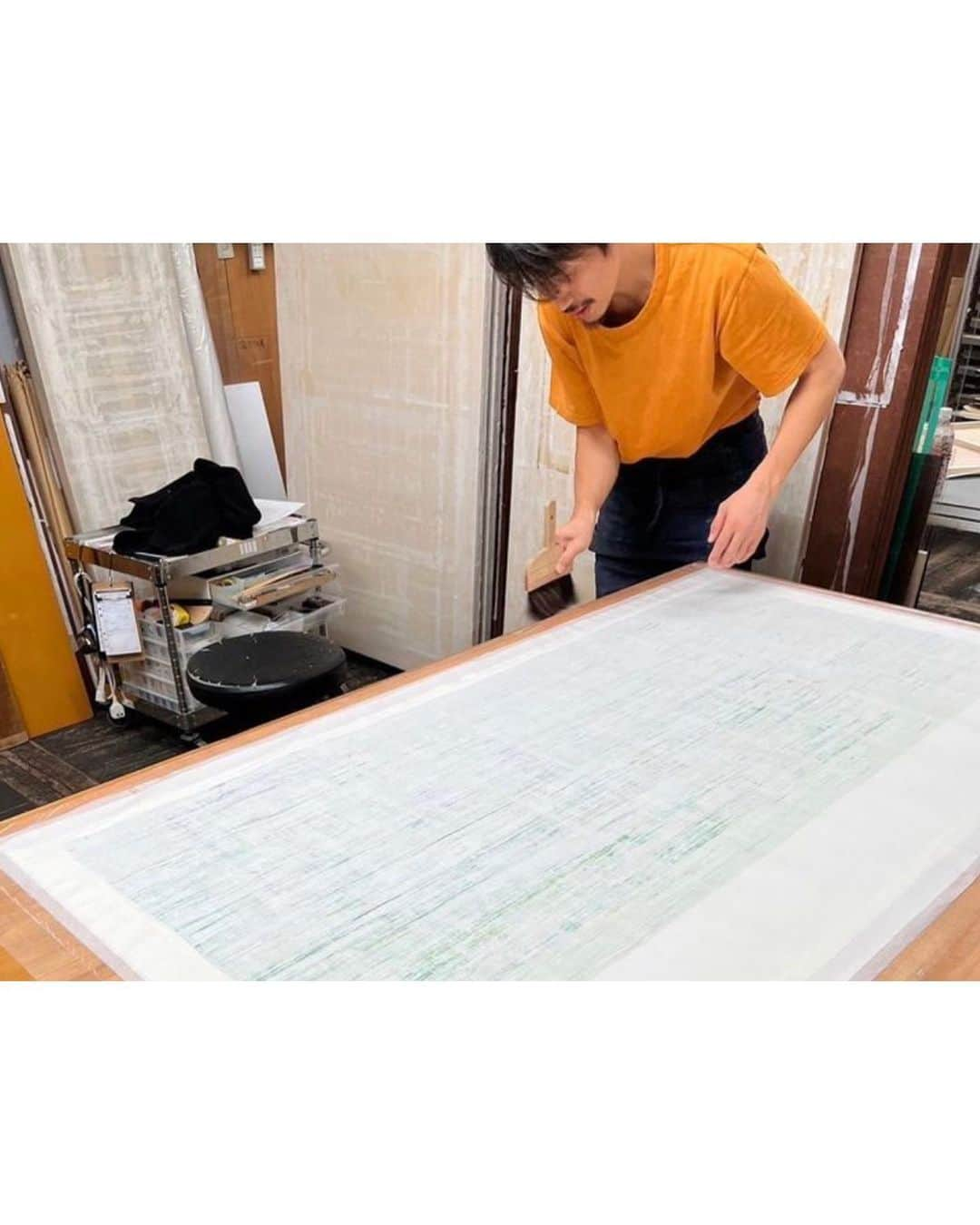 下條ユリさんのインスタグラム写真 - (下條ユリInstagram)「#表具 #scroll mounting  プロセス ② process   横被 or 橫批 ( in Chinese ) is the horizontal hanging/wall scroll.  Repost from @seikadou1923 how they built my “Unbroken Line, Kyoto” into the beautiful horizontal scroll for  @farmoon_kyoto   ↓ 清華堂さん @seikadou1923  からの再投稿です  ▫️横被（おうひ）  きょうは横被の製作風景です  横幅（おうふく）ともいいます  これは横物本紙を巻物状に仕立てた中国独自のもので日本の表具と異なるところは鑑賞時に展げて壁へ取り付けるところです  このとき軸木が円筒形では取付けに不便なので二つに開くことができるよう細工してあります  ー  ▫️横被　完成  国内外でご活躍されている 下條ユリさまの作品を2点 それぞれお軸と横被にお仕立てし展示施工いたしました  描く和紙の種類検討からはじまり表装の可能性を最後まで楽しみながら作品へ落とし込まれている姿が印象的でした＾＾  ありがとうございました  ＊  下條ユリ　 線と点と　展   Yuri Shimojo  Exhibition in Kyoto  “A line  and  a dot  and”   〜11.26 (日)  毎週　金、土、日　 11:30-17:00 予約不要  @farmoon_kyoto  Farmoon 茶楼　 左京区北白川東久保田町九 Kyoto Japan  #AnUnbrokenLine  #途切れない一本の線  #YuriShimojo #下條ユリ　  #表具 #表装 #掛け軸  #scrollpainting」11月18日 12時04分 - yurishimojo