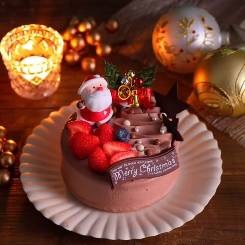 おたべ Instagram officialさんのインスタグラム写真 - (おたべ Instagram officialInstagram)「おたべ本館クリスマスケーキご予約受付開始🎄🎂✨  最近すっかり冬らしくなってきましたね⛄️ 今年の冬はおたべ本館のクリスマスケーキで素敵な時間をお過ごしください✨⁡⁡ ⁡ ⁡ 【ラインナップ】⁡ ・サンタのクリスマスケーキ4号・5号 ・サンタのショコラクリスマスケーキ4号・5号 ・クリスマス苺タルト  【店頭お渡し日】 12月22日(金)、23日(土)、24日(日)、25日(月) ※昼12：00以降のお渡しとなります。  【ご予約締切】 12月20日(水)まで ※店頭のみの受付(前払い)とさせていただきます⁡ ⁡  ご不明点ございましたら、お気軽におたべ本館へお問い合わせください。  おたべ本館　10～18時⁡ ⁡TEL：075-681-8284⁡ ⁡」11月18日 12時04分 - otabe_8284