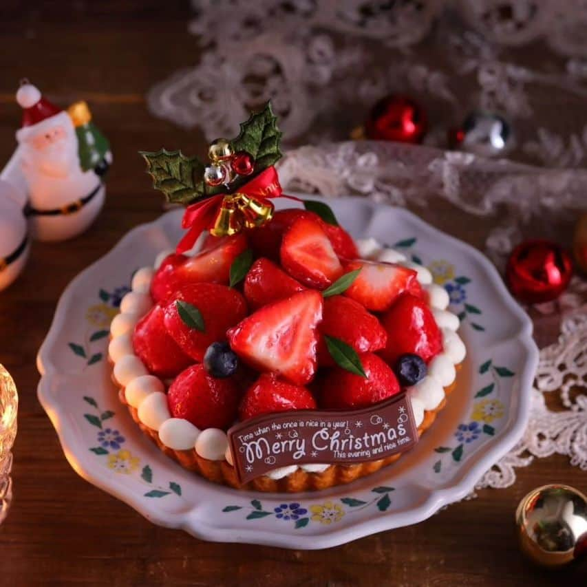 おたべ Instagram officialさんのインスタグラム写真 - (おたべ Instagram officialInstagram)「おたべ本館クリスマスケーキご予約受付開始🎄🎂✨  最近すっかり冬らしくなってきましたね⛄️ 今年の冬はおたべ本館のクリスマスケーキで素敵な時間をお過ごしください✨⁡⁡ ⁡ ⁡ 【ラインナップ】⁡ ・サンタのクリスマスケーキ4号・5号 ・サンタのショコラクリスマスケーキ4号・5号 ・クリスマス苺タルト  【店頭お渡し日】 12月22日(金)、23日(土)、24日(日)、25日(月) ※昼12：00以降のお渡しとなります。  【ご予約締切】 12月20日(水)まで ※店頭のみの受付(前払い)とさせていただきます⁡ ⁡  ご不明点ございましたら、お気軽におたべ本館へお問い合わせください。  おたべ本館　10～18時⁡ ⁡TEL：075-681-8284⁡ ⁡」11月18日 12時04分 - otabe_8284